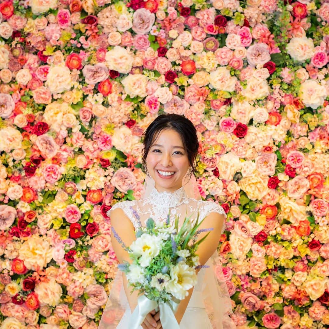 のインスタグラム：「ロゼアンシャルムで人気のフォトスポット📷✨ . 壁一面のお花畑と花嫁様のウエディングドレスがインスタ映え間違いなし🌸♩ . おふたりの写真を残してみてはいかがでしょうか💕 . . オリジナルウェディングをご紹介中♪ プロフィールからHPをcheckしてね @roseuncharme  @photohomekitai  . . #RoseunCharme #新横浜グレイスホテル#ロゼアンシャルム #新横浜 #新横浜結婚式 #横浜結婚式 #結婚式 #プレ花嫁 #プレプレ花嫁 #プレ花嫁さんと繋がりたい #全国のプレ花嫁さんと繋がりたい #ホテル婚 #ホテルウエディング　#前撮り　#前撮りフォト　#ウエディングフォト　#フォトウエディング　#フォト婚　#フラワーウォール　#フォトスポット　#ブライダルフェア#ロゼ嫁 #2020秋婚 #2021春婚 #marry花嫁 #入籍 #プロポーズ #カップルさんと繋がりたい #ホテルウェディング#コロナに負けるな」