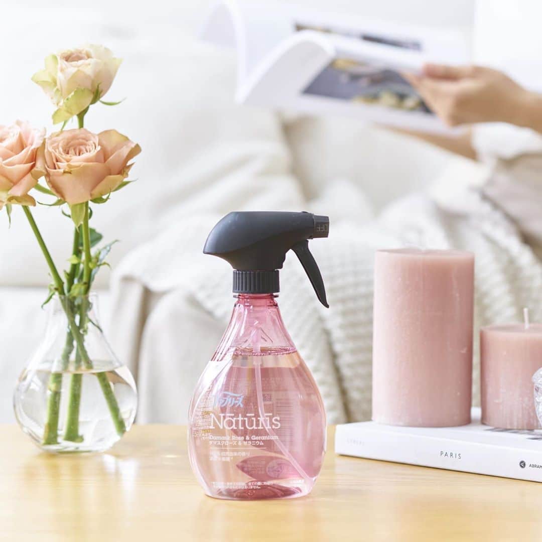 Locariのインスタグラム：「洗いにくい布製品の消臭・除菌対策でおなじみのファブリーズの布用スプレー。﻿ ・﻿ 中でも100%自然由来の香りにこだわった大人気シリーズ「ファブリーズ ナチュリス」に、﻿ “ダマスクローズ&ゼラニウム“の香りが新登場！﻿ ・﻿ ナチュラル志向のおしゃれ女子たちから圧倒的支持を集めている魅力は、この３つ！﻿ ・﻿ ☑️ 100%自然由来のやさしく安らぐ「香り」﻿ ☑️ガラス瓶のように透明でおしゃれな「ボトルデザイン」﻿ ☑️ファブリーズならではの頼れる「除菌・消臭力」﻿ ・﻿ ファブリーズ ナチュリスは、身の回りのものにもこだわり、自分らしいライフスタイルを追い求めるLOCARI世代の女性に寄り添うイチ推しアイテム✨﻿ あなたもファブリーズ ナチュリスの上質でやさしい香りで、もっとリラックスできるおうち時間を過ごしてみませんか？🌿﻿ ・﻿ 今回LOCARIでは、 “くつろげるおうち時間“のヒントを探るべく、丁寧な暮らしに定評のあるおしゃれ女子3名に、自宅のリビング、寝室、玄関へのこだわりについて特集しています！愛用中のファブリーズ ナチュリスの魅力についてもインタビューしているのでぜひチェックしてみてくださいね❤️﻿ ・﻿ ・﻿ #interior #Febreze #Naturis #pr #インテリア #ファブリーズ #ファブリーズナチュリス #ナチュリス﻿ #おうち時間 #ナチュリスで心地良い暮らし #リビング #寝室 #ベッドルーム #玄関 #玄関インテリア #玄関除菌　﻿ #カーテン #香りのある暮らし #植物のある暮らし #丁寧な暮らし #除菌 #消臭 #新商品」