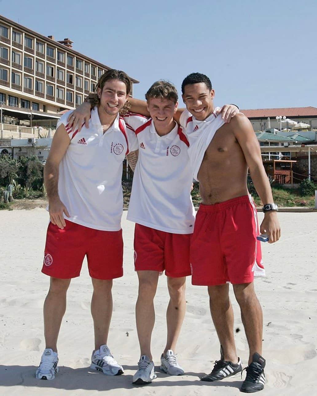 ナイジェル・デ・ヨングのインスタグラム：「Throwback to 2003 when I was only trying to tan one side of my body! 😆 #Maxwell #Mitea #tbt」