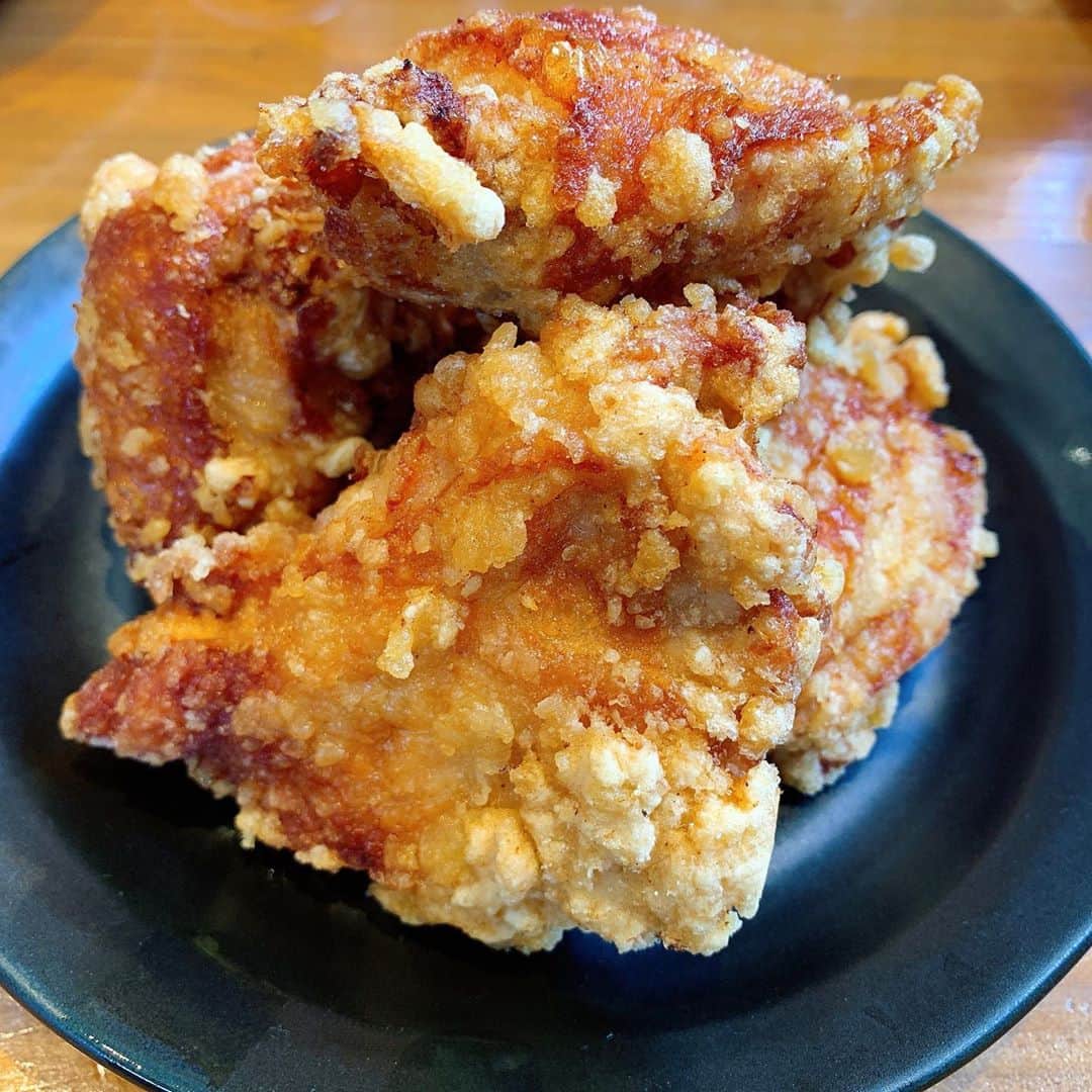 北川尚弥のインスタグラム：「布袋のザンギと台湾まぜそば こりゃ旨すぎ〜 ザンギが握り拳くらいの大きさで食べ応え満点。次行った時は30個食べちゃう。  #アジアンマーケットgocoo」