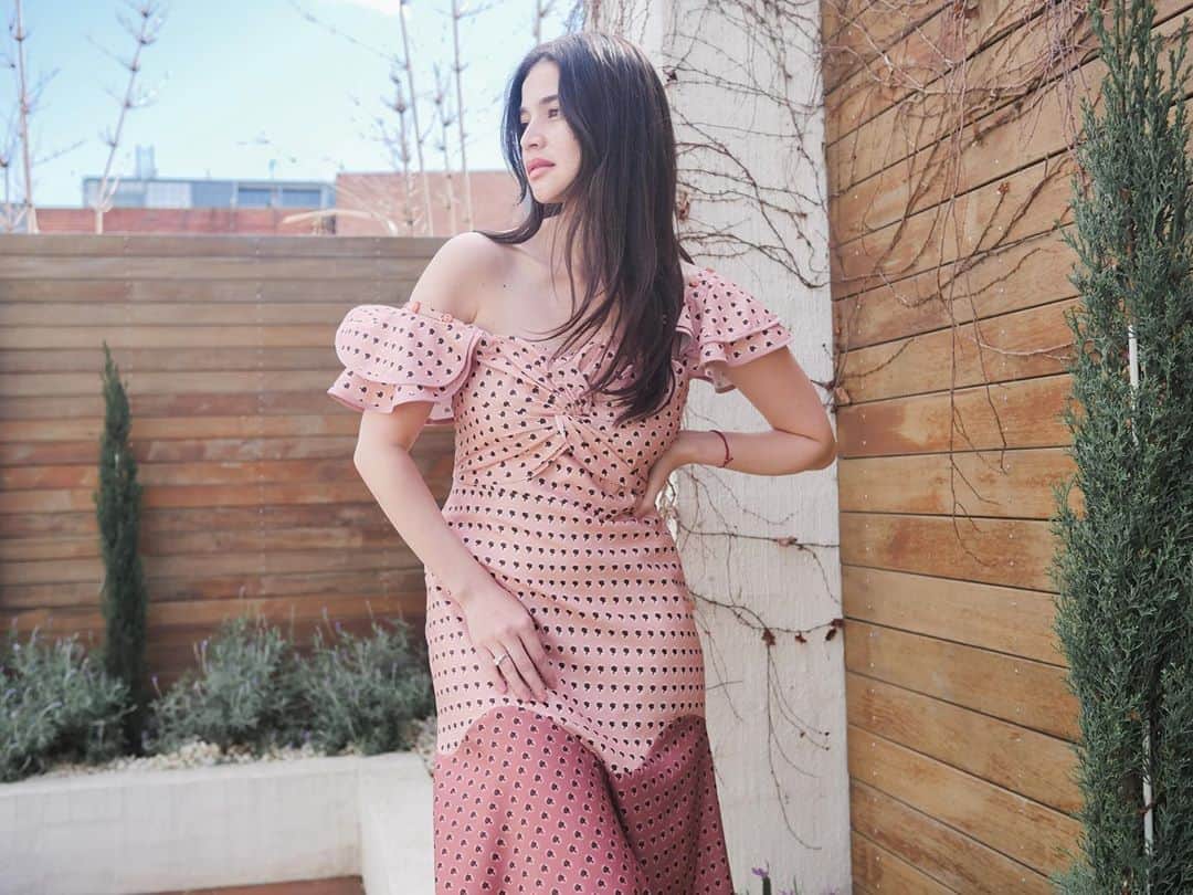 アン・カーティスのインスタグラム：「Each week, the days start to get a tad bit warmer - enough for me to start bringing my dresses out 🧚🏻‍♀️ How I’ve missed my @plainsandprints dresses.   P.S -this was taken before the wild winds and rain decided to take our sunshine away 😂   #thatsmelbourneforyou」