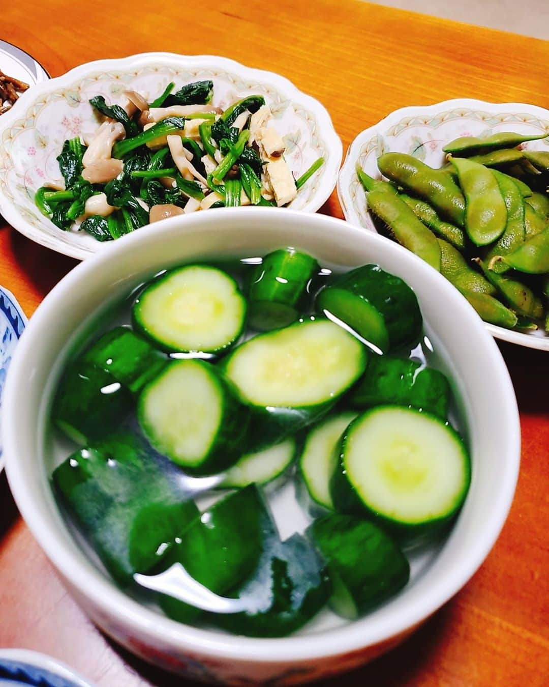 鈴木理香子さんのインスタグラム写真 - (鈴木理香子Instagram)「トウモロコシご飯🌽の焼おにぎり😆⤴️⤴️ 夏の🥒の浅漬けも💕  お外で食べたら美味しいっ😋っというものを作りました😉  さてさて、日々ご飯を作って感じること🍳 自分自身の料理レパートリーが少なくて😂 世のご飯を作ってる皆様 特にお母さんたち、3食作るだけでもすごい⤴️⤴️ としみじみ。尊敬します😢❤ そして、プロの料理人の皆様も👨‍🍳 外で食べるご飯と味はやっぱりプロの技✨ そういった店を失わないようにまたテイクアウトしよう👍 そう思うのでした😌  #トウモロコシご飯 #🌽 #とうもろこし #焼おにぎり  #きっちんおすぅ #ばんごはん #晩御飯の記録 #おうちごはん #鈴木理香子 #日テレNEWS24」8月27日 18時26分 - rikako.suzuki