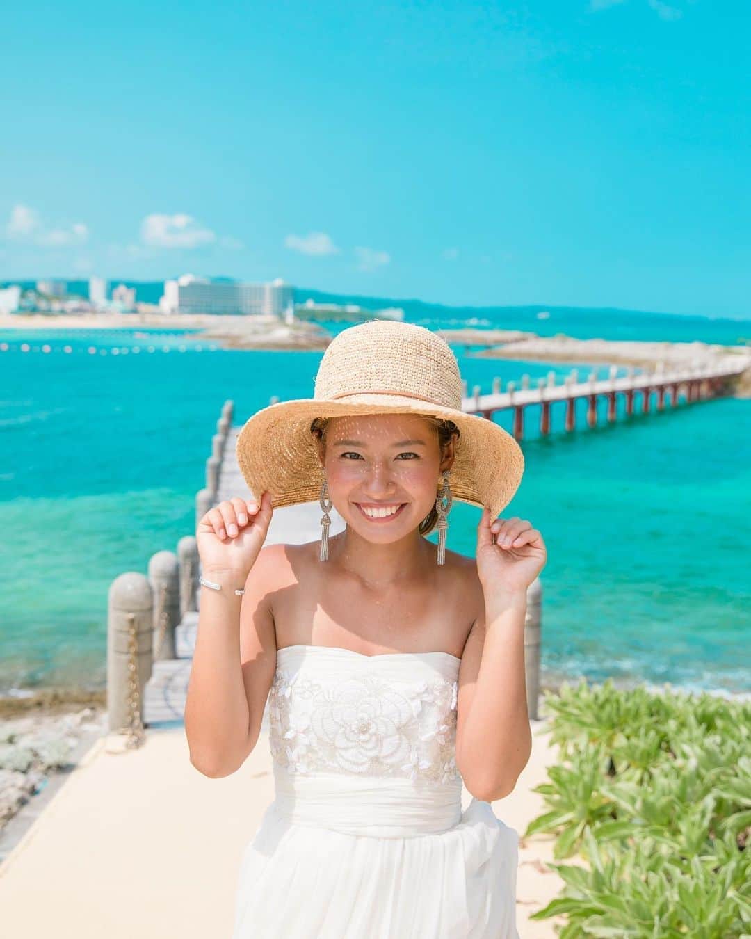 Photopla+（ フォトプラ ）さんのインスタグラム写真 - (Photopla+（ フォトプラ ）Instagram)「.﻿ 麦わら帽子とウェディングドレスの﻿ 組み合わせがリゾートらしく﻿ とっても可愛らしい花嫁さまのソロショット😳💓﻿ ﻿ タッセルのイヤーアクセサリーも﻿ 海風になびいて、良いお写真が撮れそうです！﻿ ﻿ リゾートならではのウェディングフォトも﻿ 私たちにお任せください✳︎*﻿ ﻿ ＞＞＞ #フォトプラ沖縄﻿ 『写真だけは残したい』方へ＊*﻿ Webから撮影予約できます⚐﻿ @photopla_wedding﻿ ﻿ ——————————﻿ ﻿ オシャレでイマドキな﻿ ウェディングフォト発信中♥﻿ ﻿ 『#フォトプラ花嫁』『#フォトプラ』の﻿ タグをつけて写真をUPしてみて･ﾟ｡﻿ フォトプラのIGでリグラムされるかも♪♪﻿ ﻿ #結婚式 #結婚式準備 #プレ花嫁﻿ #卒花 #前撮り #ロケフォト﻿ #日本中のプレ花嫁さんと繋がりたい﻿ #プラコレ#ウェディングニュース﻿ #ベストアニバーサリー #wedding ﻿ #2020秋婚　#2020冬婚﻿ #2021春婚﻿ #2021夏婚﻿ #ウェディングレポ #婚約 #婚約中﻿ #ロケーションフォト﻿ #photopla #ウエディングフォト﻿ #フォトウェディング　﻿ #沖縄フォト　#沖縄﻿ #リゾートフォト﻿ #フォトアイディア﻿ #花嫁コーディネート﻿」8月27日 18時20分 - photopla_wedding