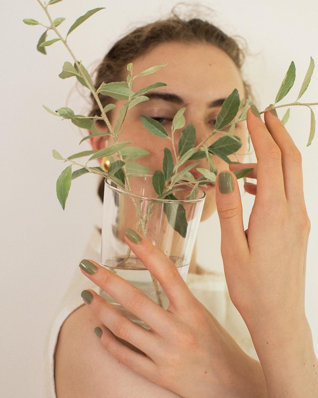 まつだみらいのインスタグラム：「緑もお花もほんとに癒される... 自粛期間、どんなに植物に癒され救われたことか。 自然が持つパワー、エネルギーは美しく偉大です。 そんな植物たちからインスパイアを頂いてネイルポリッシュをつくりました。 6色全て好き。  wholeさんと完成までのストーリーなどをinstalive で今週日曜日20:00- @rihka_official と　@whole_tokyo のアカウントでさせていただきますので、ぜひご参加ください☺️（私のアカウントでは配信しないのでご注意ください）」