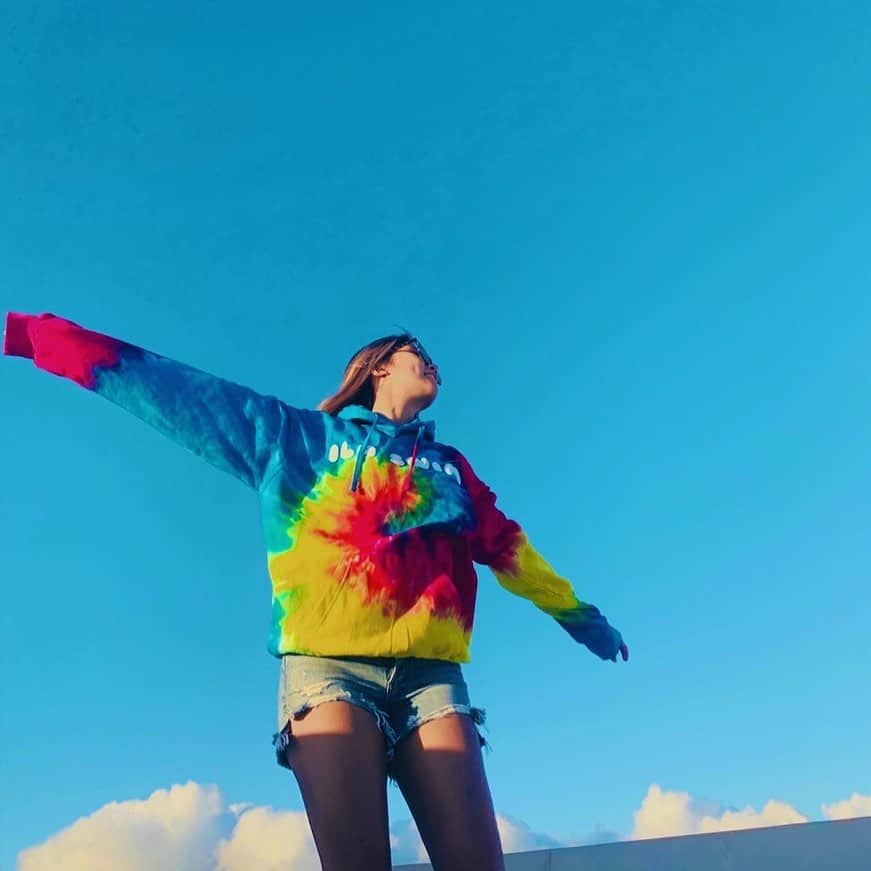 ILAのインスタグラム：「Feeling free ☁️ •Search for “Tie Dye hoodie “ •」