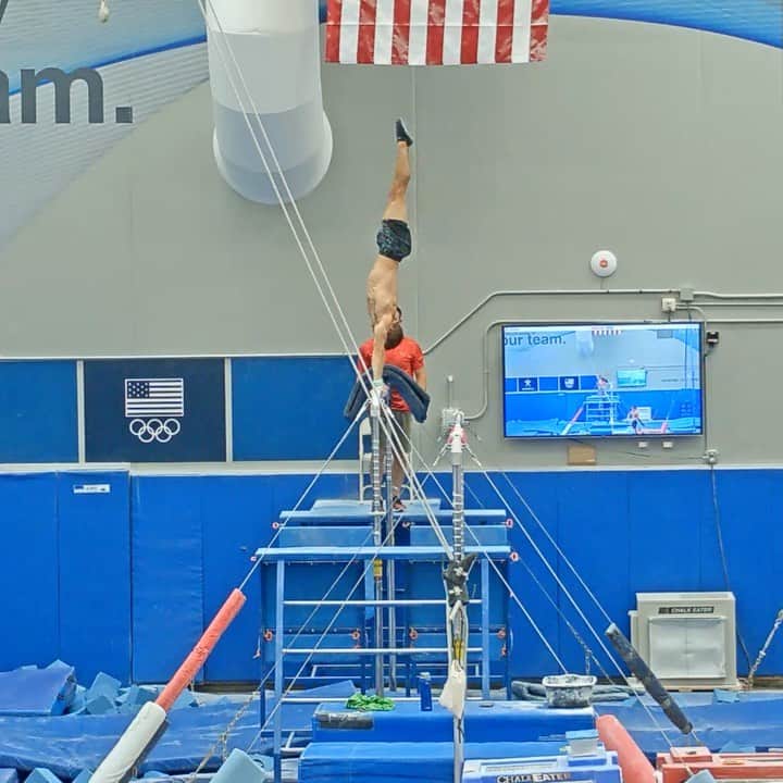 サミュエル・ミクラクのインスタグラム：「Ep. 4 is going to be a live event on YouTube tonight at 8 pm EST! Come chat, ask questions and follow along as we dive into my fourth week back at the OTC together! Link to my YouTube channel is in my bio 😊」