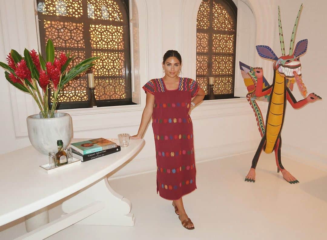 Ana Brenda Contrerasのインスタグラム：「Huipil de la comunidad indígena de San Juan Colorado, Oaxaca. Elaborado en telar de cintura con hilos de algodón, trabajado a mano por una artesana que tarda aproximadamente un mes según las horas al día que trabaje.  Tengo la fortuna de tener una colección que atesoro cada viaje me hago de uno más ( o dos) ,  este es de @avae_mx  Si puedes siempre apoya el trabajo de nuestros artesanos , no regatees y especialmente en estos tiempos difíciles consumamos nacional  A ❤️🇲🇽////  Huipil from the indigenous community of San Juan Colorado, Oaxaca. Made on a backstrap loom with cotton threads, worked by hand by an artisan and it takes about a month depending on the hours per day that she works.  I am fortunate enough to have a collection that I treasure with all my heart and every trip I make I get one more (or two),mine is from @avae_mx Whenever you can support Mexican artisans especially in this difficult time and buy local conscious clothing , do not haggle and always love Mexico.  A ❤️🇲🇽」