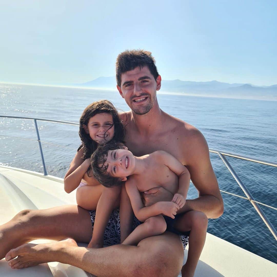 ティボ・クルトゥワのインスタグラム：「Beautiful day on the sea!! 🌊👨‍👧‍👦❤️」