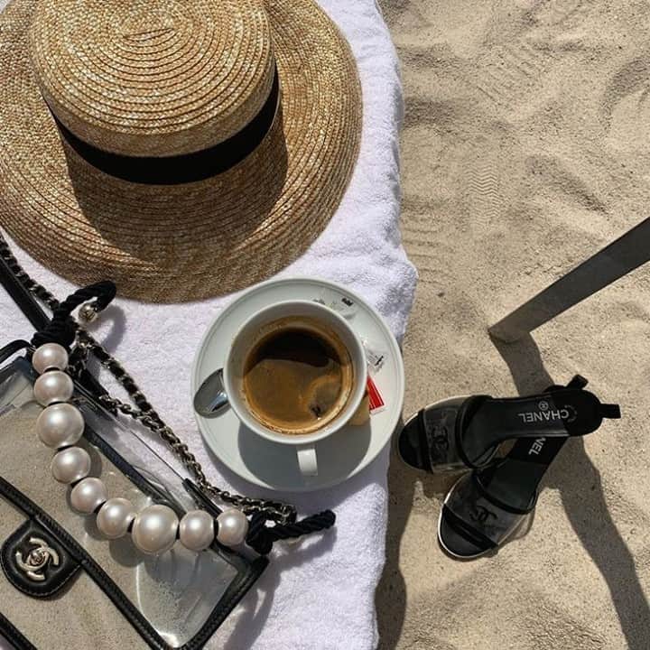 GILTのインスタグラム：「It’s still summer. Go out and get sand in your #Chanel. Photo by @maja_ddk.」