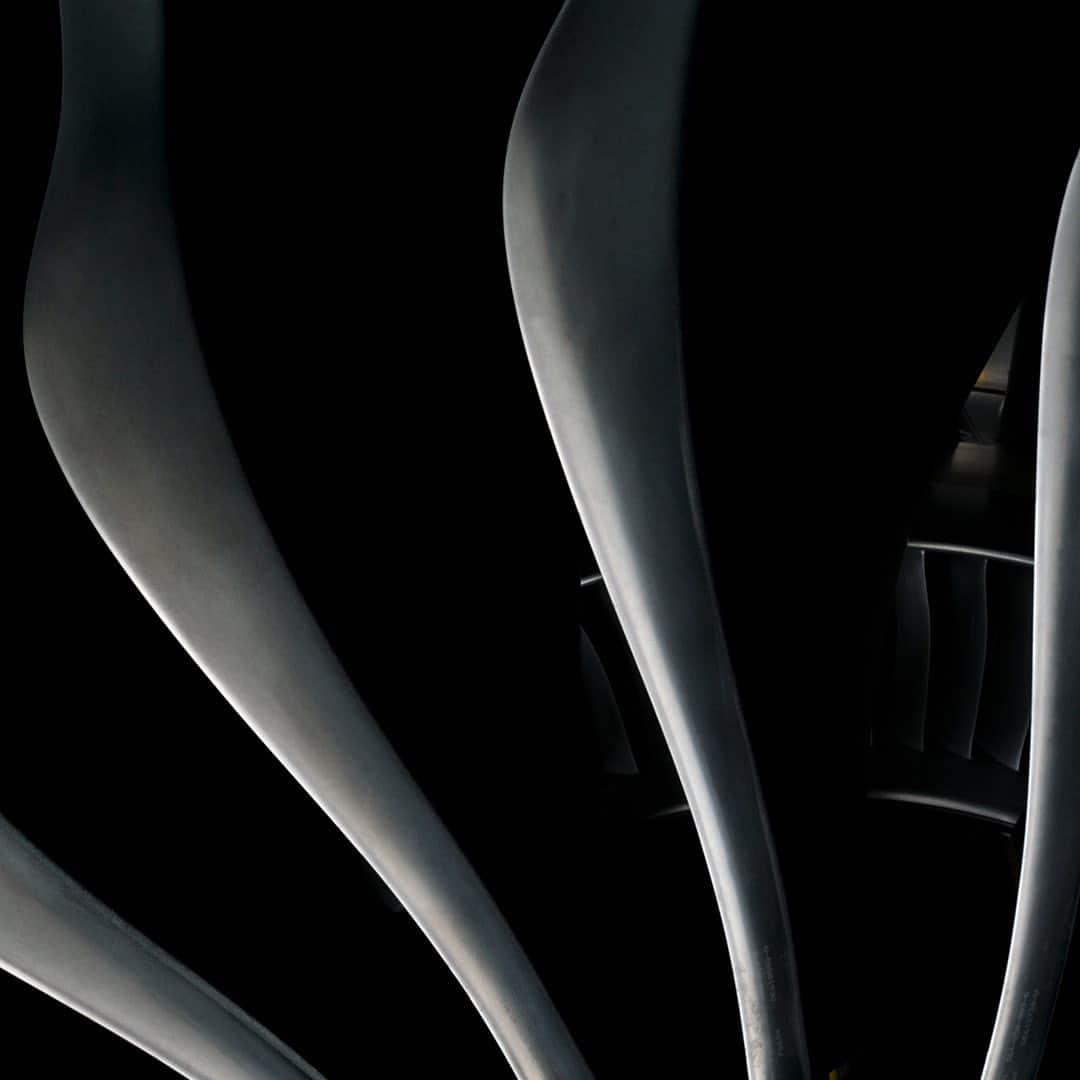 GeneralElectricのインスタグラム：「Designing a blade that can both withstand the heat of a jet engine and wow the masses at the @themuseumofmodernart? That’s the art of engineering.」
