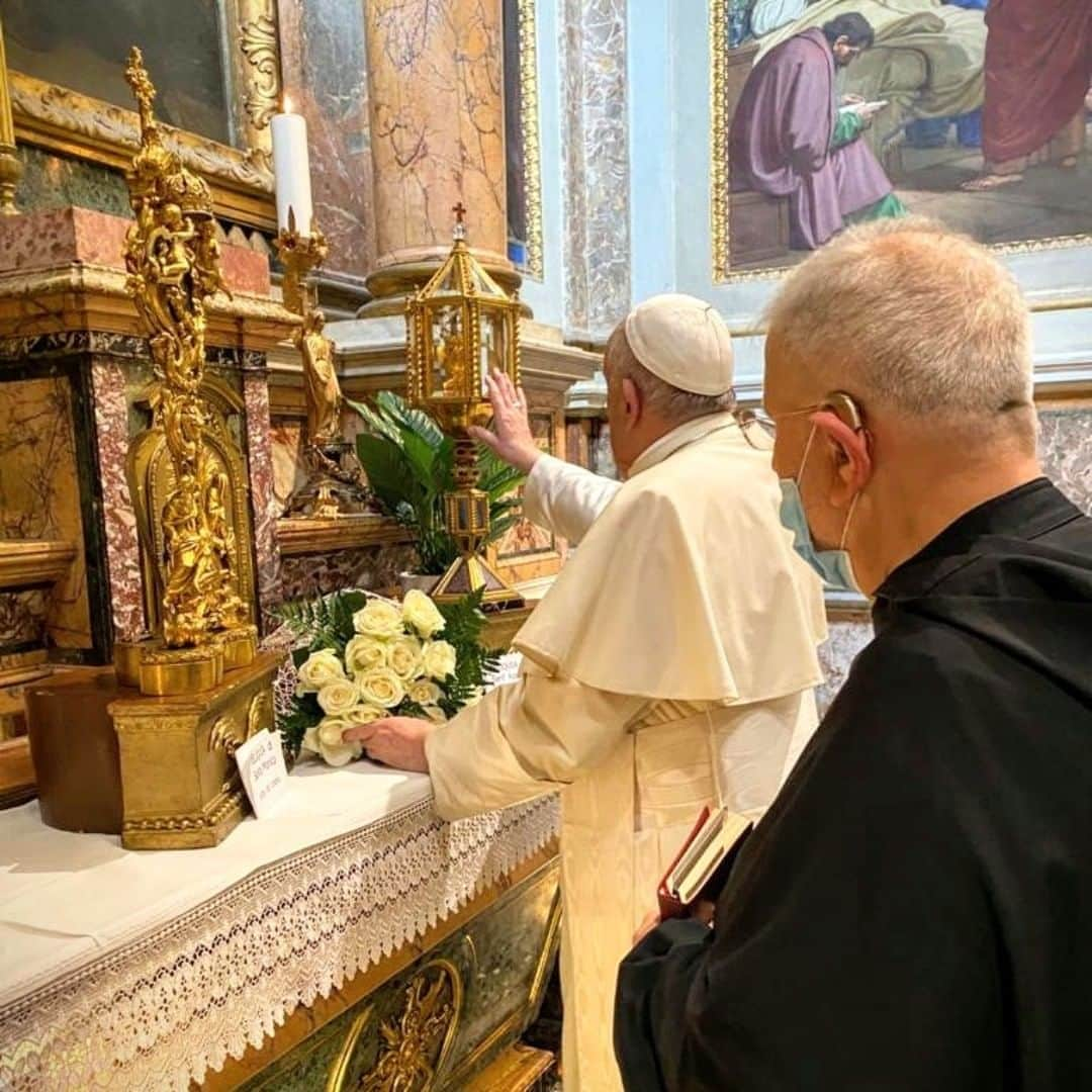 フランシスコ（ローマ教皇）さんのインスタグラム写真 - (フランシスコ（ローマ教皇）Instagram)「EN: Today and tomorrow the liturgy commemorates two great saints, Saint Monica and her son Saint Augustine, united on earth by family ties and in heaven by the same destiny of glory. May their example and their intercession lead each of us to a sincere search for the evangelical Truth.  ES: Hoy y mañana la liturgia conmemora a dos grandes santos, Santa Mónica y su hijo San Agustín, unidos en la tierra por lazos familiares y en el cielo por el mismo destino de gloria. Su ejemplo y su intercesión llevan a cada uno a una búsqueda sincera de la Verdad del Evangelio.  PT: Hoje e amanhã a liturgia comemora dois grandes santos, Santa Mónica e o seu filho Santo Agostinho, unidos na terra por laços familiares e no céu pelo mesmo destino de glória. O seu exemplo e a sua intercessão levam cada um deles a uma busca sincera da Verdade do Evangelho.  IT: Oggi e domani la liturgia fa memoria di due grandi Santi, santa Monica e suo figlio sant’Agostino, uniti in terra da vincoli familiari ed in cielo dallo stesso destino di gloria. Il loro esempio e la loro intercessione spingano ciascuno ad una ricerca sincera della Verità evangelica.」8月28日 4時27分 - franciscus