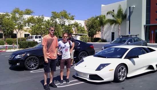 ショーン・ホワイトのインスタグラム：「@tonyhawk catching me double parking in his space at the skate ramp😈😂 #tbt」