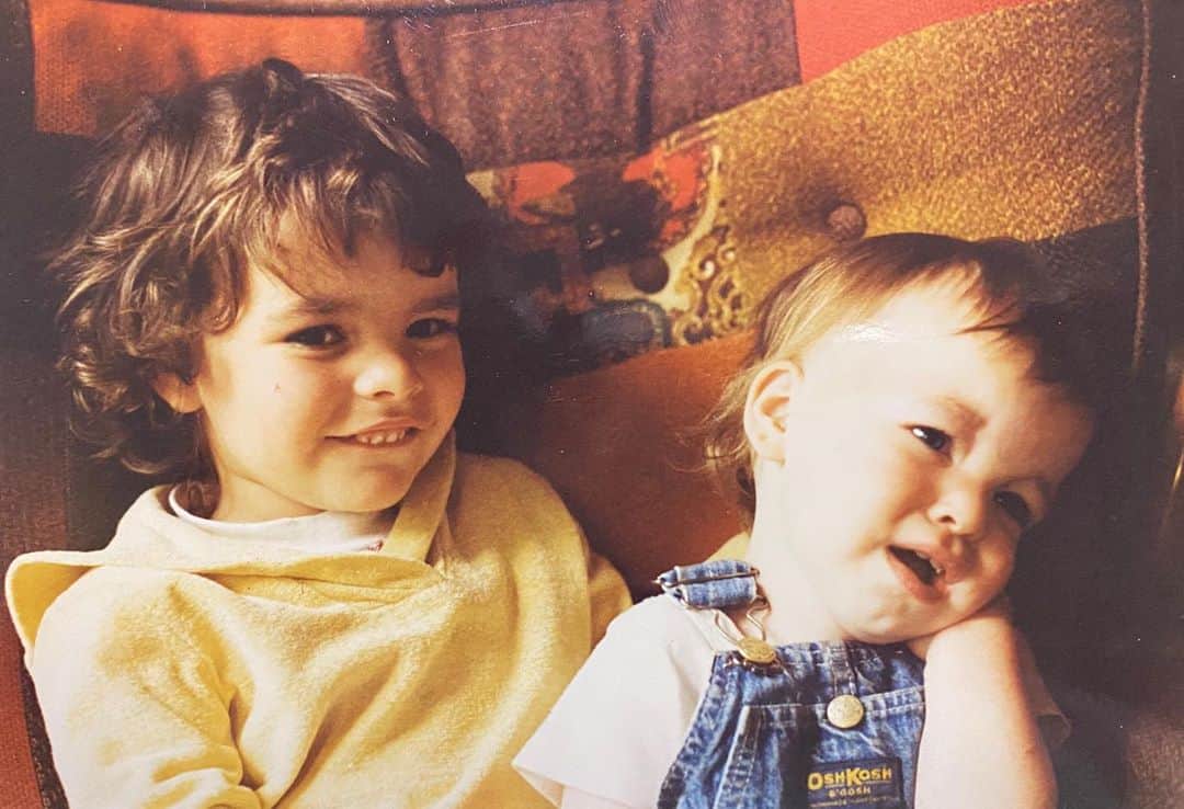 ケリー・オックスフォードのインスタグラム：「No neck pinches were ever recorded before this one. This is a clean neck pinch. That is the face of a hooligan pinching her little sister’s neck while Mom says, “CHEESE”. We were friends by the ages of seventeen and nineteen. I retired from neck pinches. #tbt」