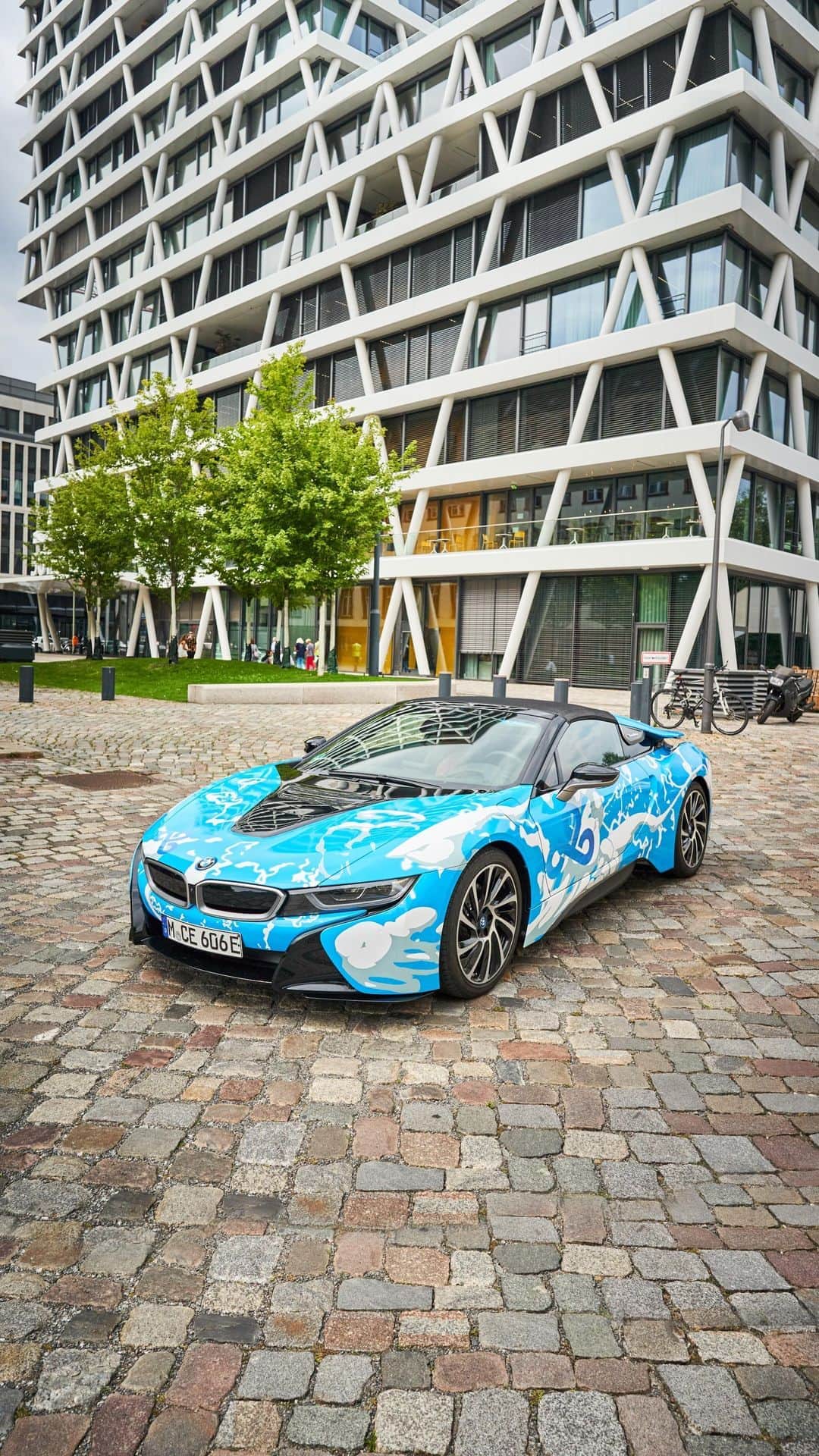 BMWのインスタグラム：「When @skyandtami visited the BMW esports event #BerlinBrawl, they had some fun with the BMW i8 Roadster… #THEi8 #BMW @BMWi #reels #UnitedInRivalery  __ BMW i8 Roadster: Energy consumption in kWh/100 km (combined): 14.5. Fuel consumption in l/100 km (combined): 2.0. CO2 emissions in g/km (combined): 46. Further information: www.bmw.com/disclaimer.」