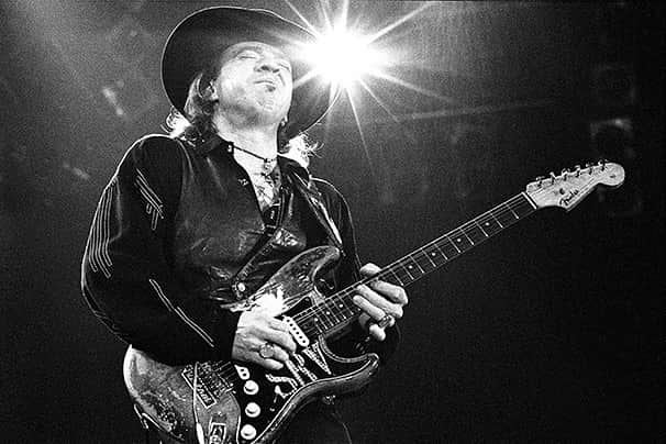 ジョン・メイヤーのインスタグラム：「30 years ago today the world lost Stevie Ray Vaughan. I can’t put into words what his music and his playing has meant to me. You wouldn’t know my name without him. I’m sure of that. (📷 @robertmknightphoto)」