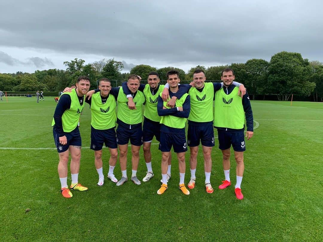 レオン・バログンのインスタグラム：「Back on the pitch with the lads and went straight back to winning ways 🇬🇧😁⚽️💪🏽 🇬🇧」