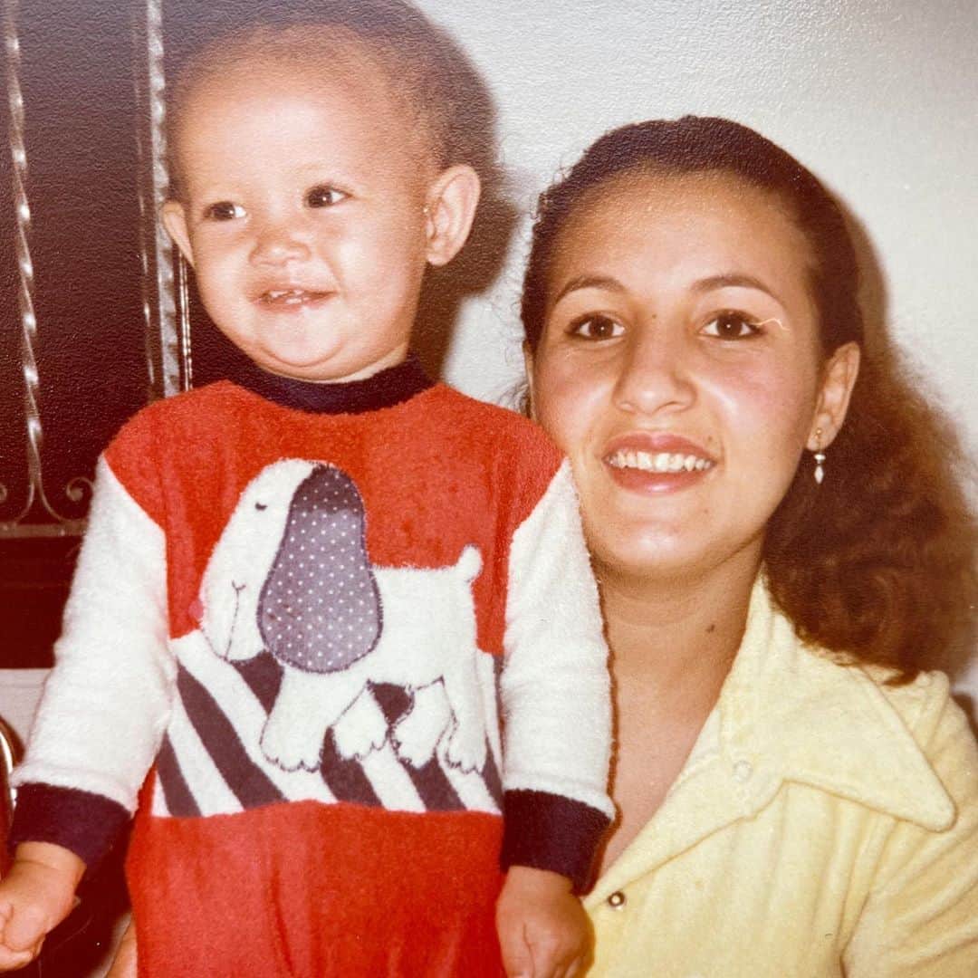フリーディアのインスタグラム：「Feliz aniversário mãe Happy birthday mama!!! #loveyou #mymom #brazilianmom #mama #birthday #birthdaygirl #family #mom #firstborn #friediamn #1981 #tbt」