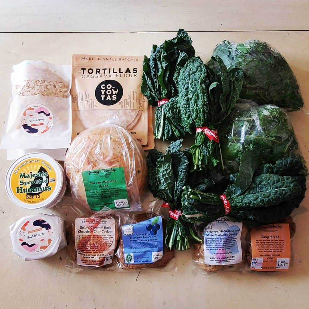 ガソリングラマーさんのインスタグラム写真 - (ガソリングラマーInstagram)「THIS WEEKS #MYMARKETBOX ORDER 🥬🧄🧀🌶🍞🍪 @marketbox.sd all vegan companies @jrorganicsfarm #organic #LACINATOKALE #babykalr @majesticgarlic CILANTRO GARLIC beet #hummus  @doublebatch.co #almondcheese #vegancheese #provolone #americana  @grammysbakeshop jalapeno cheddar #bread #cookies  @eatcoyotas #cassavaflour #tortillas  #vegan #veganfood #whatveganseat #vegangood #veganaf #vegansofinstagram #plantbased #vegandelivery #vegetarian #marketboxsd #plantbased #plantbasedmeals  Thank you thankful GRATEFUL  Not paid sharing the good stuff 🙌 💥💥💥They deliver to LA Thursdays 10am to 8pm💥💥💥 #marketboxsd  #mymarketbox #jrorganicsfarm #majesticgarlic  #doublebatchco  #GRAMMYSBAKESHOP  #eatcoyotas」8月28日 4時45分 - gasolineglamour