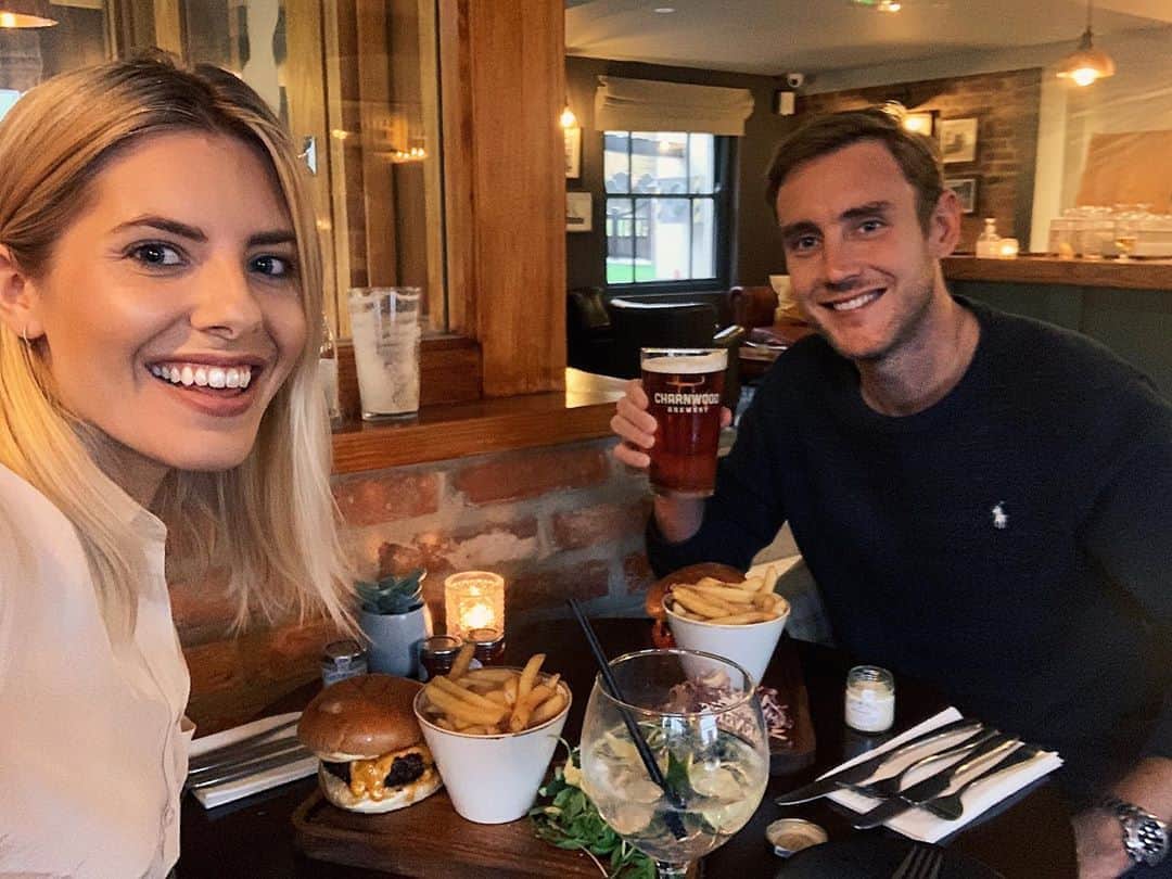 Mollie Kingさんのインスタグラム写真 - (Mollie KingInstagram)「Our first meal out together since Feb! And seeing as it’s #nationalburgerday, what better day to do it!  So happy he’s home ❤️🍔🍟 @stuartbroad8」8月28日 4時50分 - mollieking
