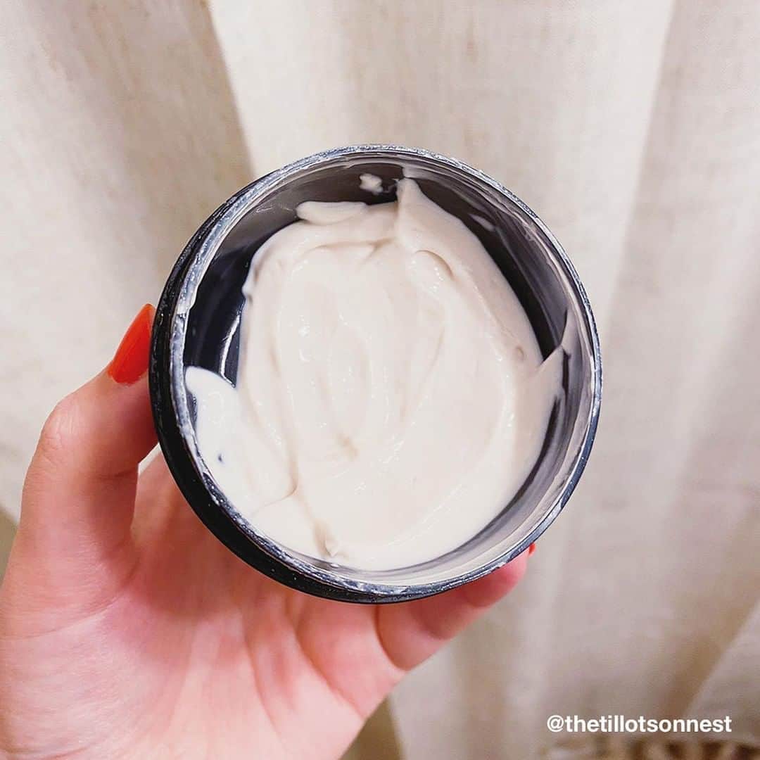 LUSH Cosmeticsさんのインスタグラム写真 - (LUSH CosmeticsInstagram)「Skin going through some changes? Show it some extra love and care to help get it out of a post-summer slump. Soothe troubled areas with our light and easily-absorbed Imperialis Moisturizer. Made with a lavender infusion to encourage skin to find a sense of balance, this cream also helps dry bits to produce more natural oils and discourages oily patches from overdoing it. ⁠ ⁠ Shop for your perfect back to school routine via our link in bio.⁠ ⁠ 📷 @thetillotsonnest ⁠ ⁠ #backtoschool #zoomuniversity #sensitiveskin ⁠ ⁠ #school #firstdayofschool #schooldays #skincareroutine #crueltyfree #healthyskin⁠ ⁠ [Photo description: A black container is held in a hand, with the lid off. Inside is a thick off-white substance.]」8月28日 5時01分 - lushcosmetics