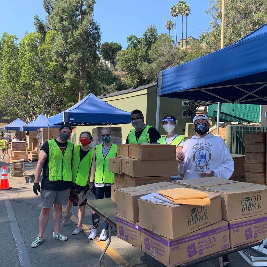 ケヴィン・スミスのインスタグラム：「On my birthday, we hosted the sold out @jayandsilentbob screening at the @paramount_drive_in and raised close to 10k for the @lafoodbank. That, in turn, paid for 33,000 meals. But instead of just sending a check, the #smodco team volunteered to help with food distribution for 3,000 Angelenos in the parking lot of the @hollywoodbowl. So here’s @jordanmonsanto, @chelsey_cole, @julian.cmo, @lucasguytaylor, @taylorannetaylor, & me getting ready to fill car trunks and back seats. The whole morning took me back to moments from my own childhood, when we’d get the blocks of Government cheese that made the perfect grilled cheese sandwich - a sandwich that, in my mind, still tastes like a happy childhood. FYI: If you wanna donate to the #lafoodbank, one dollar is equal to four meals. So a $10 donation buys 40 meals for folks who find themselves food insecure at the moment. Thank you to #wefeedla for doing the Lord’s work and letting us help out a little. And thanks to the good folks at the #paramountdrivein for their generous contribution. #KevinSmith #lafoodbankdonation #lafoodbankdotorg #losangeles #losangelescounty #hollywoodbowl」
