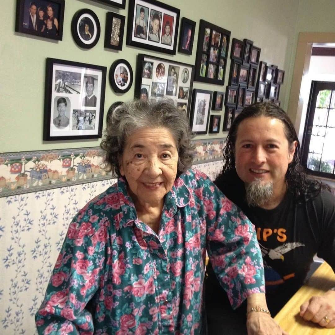 Queensrycheさんのインスタグラム写真 - (QueensrycheInstagram)「#tbt🔙📸 - Michael with his Grandma Z in 2015 🙂 #queensryche #throwbackthursday #michaelwilton #grandmaz #familyiseverything」8月28日 5時13分 - queensrycheofficial