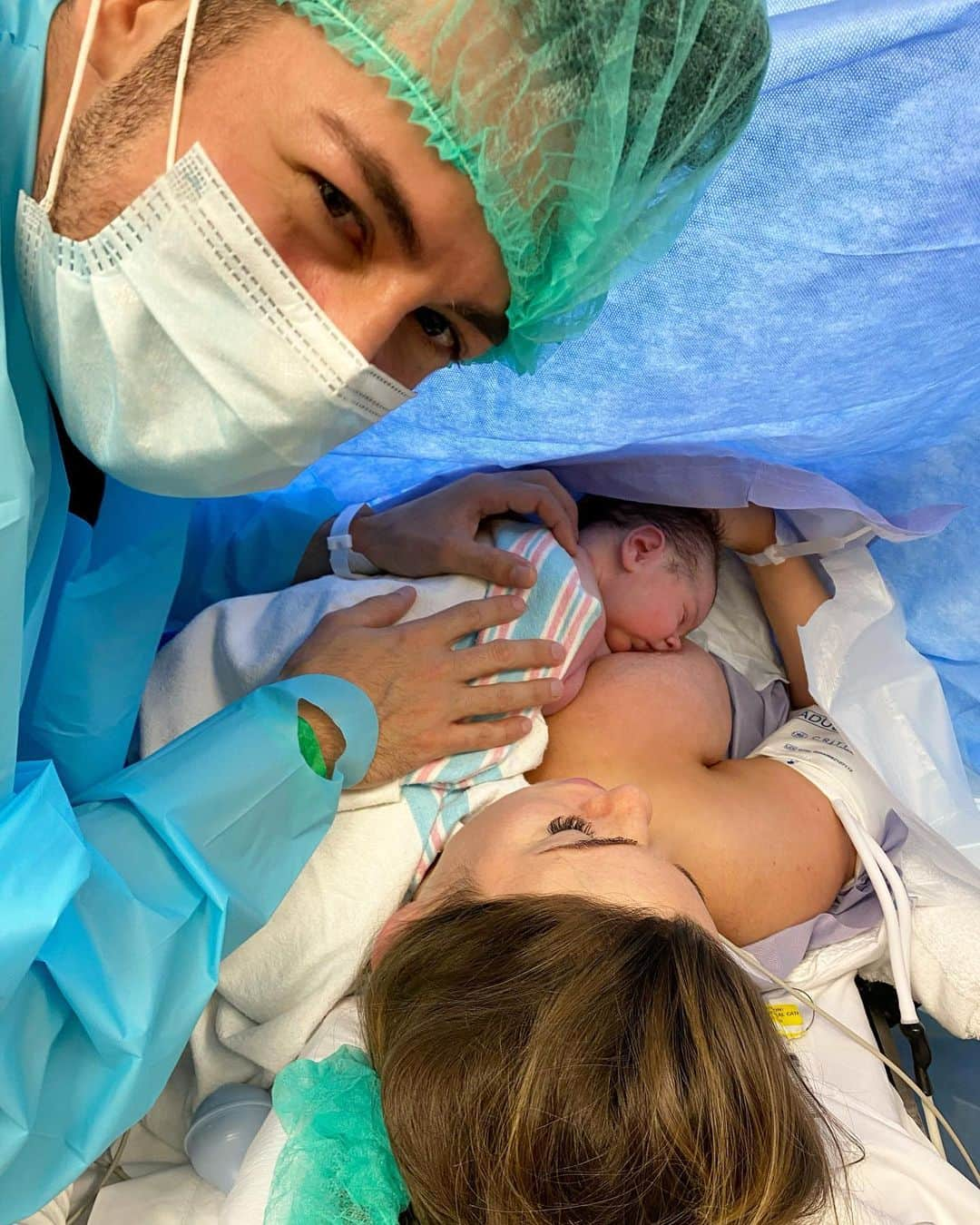 アンナ・ニコル・スミスさんのインスタグラム写真 - (アンナ・ニコル・スミスInstagram)「My birth story ❤️ I just shared the video on YouTube explaining what happened and why I ended up having an unplanned C-section. . Honestly, my entire pregnancy, the last thing I wanted was a C-section. It was my “worst case scenario”. Not because I thought vaginal births are superior or because C-sections are “the easy way out” (who seriously says that?! People who have never had a C-section, that’s who 🤦‍♀️) it was purely because I had heard how difficult the recovery would be. . Do I regret getting a C-section? Not for one minute. As you’ll hear me explain in the birth story video, it’s what needed to happen. And she’s here! And healthy. And that’s all that matters ❤️ . Link to watch the video is in my bio and stories, or just look up Anna Victoria Birth Story on YouTube. . What type of birth did you have? Anyone else have a similar story to mine or did yours go as you planned? ❤️ #csection #birthstory #fbggirls www.YouTube.com/annavictoria」8月28日 5時10分 - annavictoria