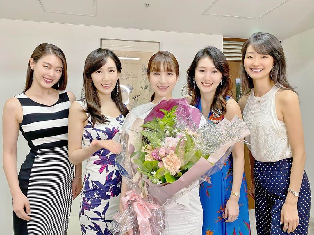 谷中麻里衣のインスタグラム：「Congratulations 🌸 . あいさん、おめでとうございます😊 写真のときだけマスクとってリップぬるニューノーマル💄笑 . この日の日中はあいさんのミス日本大会委員長として初仕事の東日本大会✨ 私はお仕事で行けなかったけれど、委員会で提言した感染対策が採用され、フェイスシールドやアクリル板だらけだったそう！ 私たちも再びマスクをして、本選でのダンス動作を考えました💃 . 3枚目は夏休みにえりかちゃんと語りまくったとき💕 . #お花#花束#ミス日本」