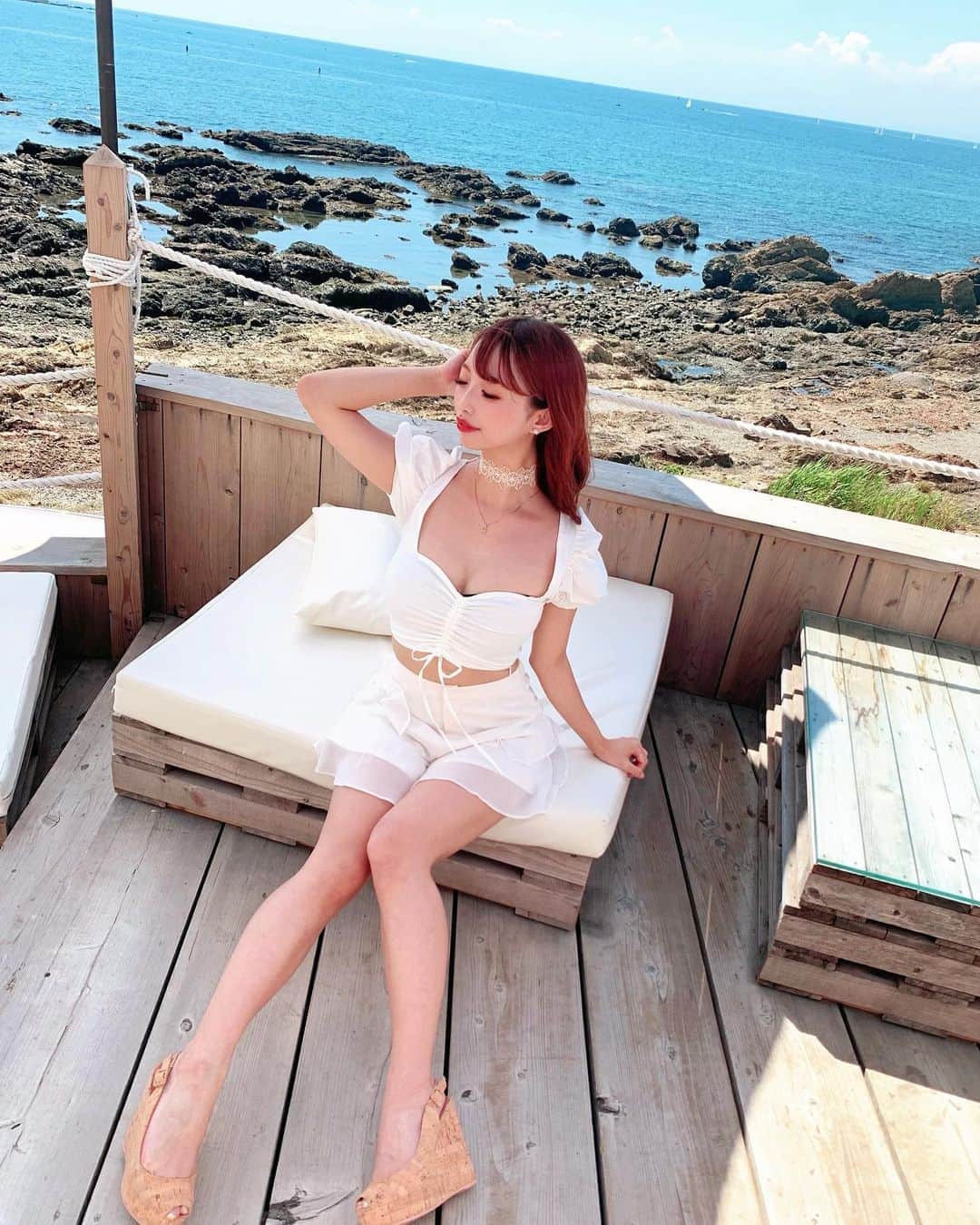 梨乃のインスタグラム：「﻿ ﻿ ホワイトコーデ好評でうれしいなあ🦢🤍﻿ ﻿ ﻿ 👚Tops…ZARA﻿ ﻿ 👖Bottoms…SNIDEL﻿ ﻿ 👠Shoes…DURAS﻿ ﻿ 🎀Choker…EAT ME﻿ ﻿ ﻿ ﻿ #葉山 #逗子海岸 #逗子 #逗子カフェ #女子会  #ホワイトコーデ #映えカフェ #夏服コーデ #夏の思い出 #underthepalmo #映えスポット #ビジョビ #zara #zaraoutfit #zaraootd #zaraコーデ #snidel #snidelコーデ #duras #eatmejapan #instafashion #ootd」