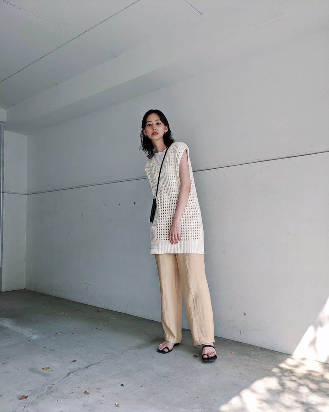Shiho Sasakiのインスタグラム：「いつかの私服✌️ まだまだ暑い日が続きますね🍦 透かし編み柄が可愛いニットベストは 秋になったらブラウスとか ロンTとかもレイヤードして着る予定😏 早く秋物着たいなぁ🍁 #MOUSSY#MOUSSYSNAP」