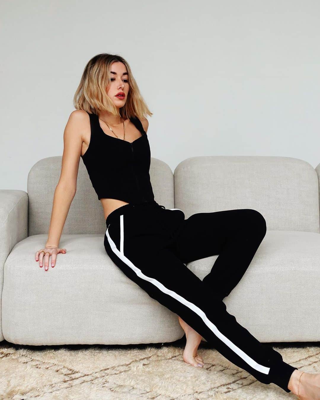 カルメン・ハミルトンのインスタグラム：「Lounging around 🖤 @cueclothingco」