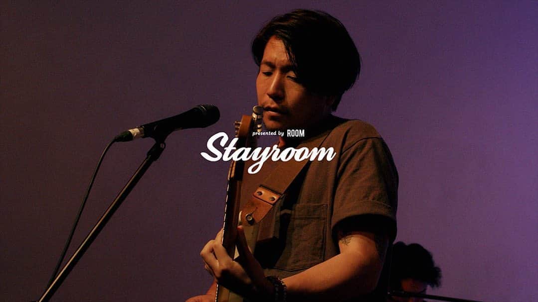 room onziemeのインスタグラム：「•﻿ STAYROOM LIVE vol.1 Archives﻿ ﻿ 🎙️ARTIST × 🎙️COVER ARTIST﻿ ﻿ Michael Kaneko × Covered Artist﻿ @michaelkanekomusic﻿ ﻿ 心地良すぎるライブパフォーマンスと、自身のルーツとなったアーティストの楽曲をカヴァーとして弾き語りで披露。﻿ --------------------------------------------﻿ ROOM  OFFICIAL YOUTUBEにて配信中📺﻿ ※プロフィール記載のURLからCheck👏👏﻿ --------------------------------------------﻿ #room_jp #stayroom﻿ #kansano #kickashow #michaelkaneko﻿ #taeyo #thefin #urbanreserch」