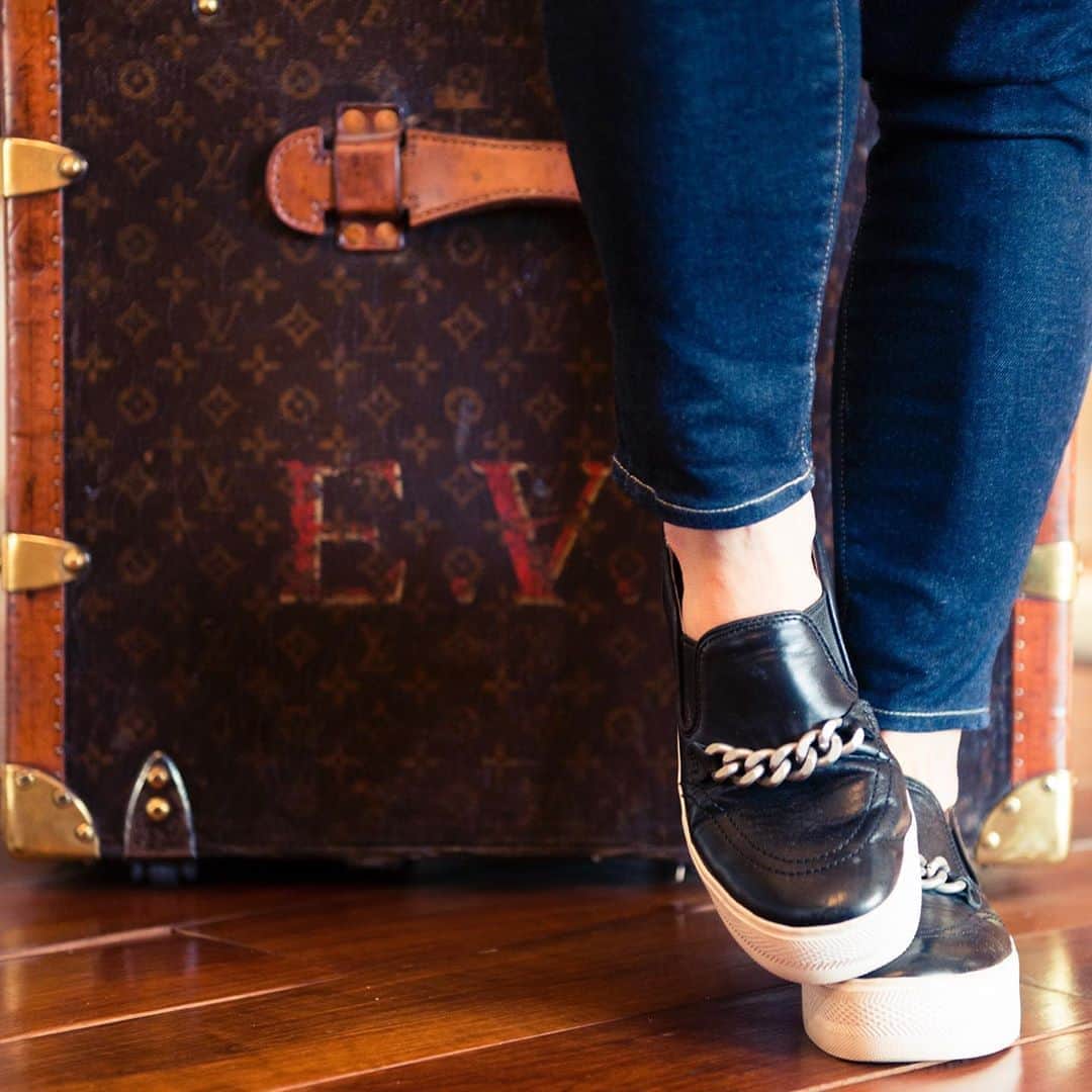 ボビー・ブラウンのインスタグラム：「One of my fav all time shots by the birthday boy @jakerosenberg founder of @coveteur who is like an adopted son to me. Happy Birthday. Love you The vintage trunk a prized possession my hubby bought in London. The shoes are @ash miss them. And @ragandbone jeans that are my uniform.」