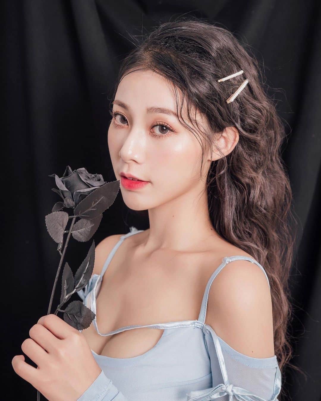 張香香のインスタグラム：「🌹🖤」