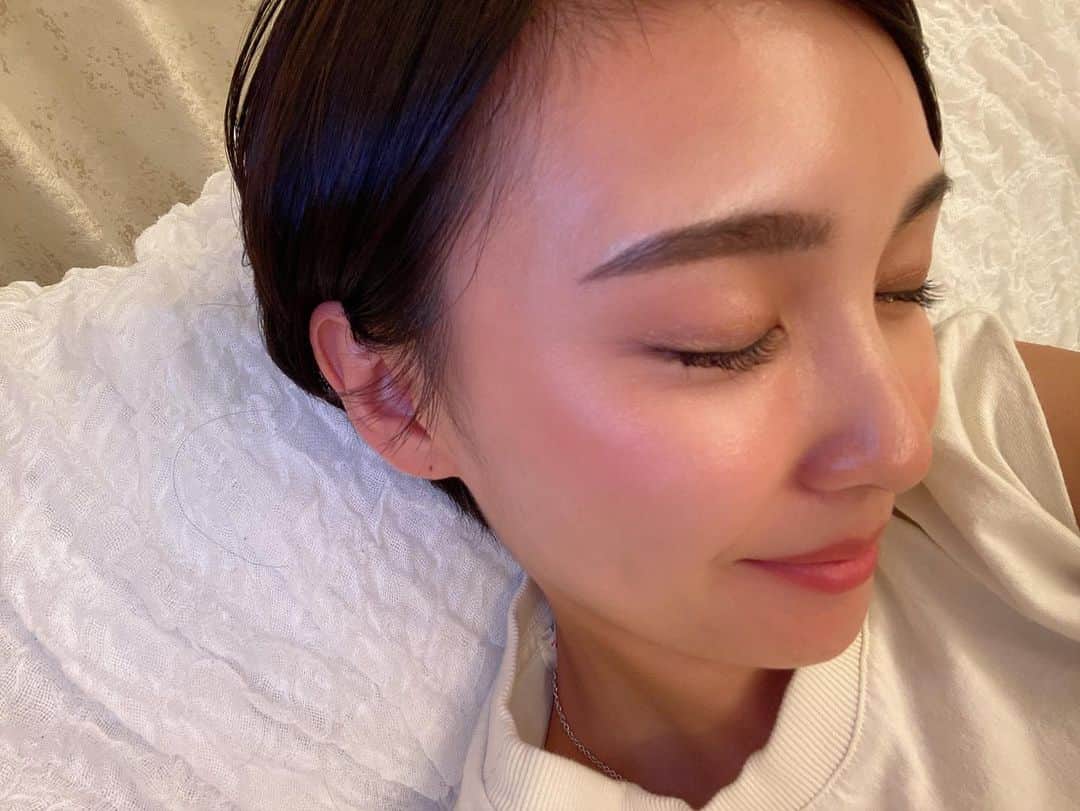 木村安梨沙のインスタグラム：「つい、この間 @zetithbeautyclinic_osaka で #ピコフラクショナル　と #ハイドラジェントル　をしてもらってきたよ💆‍♀️❤️ 院内綺麗すぎて緊張した。笑 @zetith.nakai 先生にカウンセリングしてもらって、 毛穴が気になるからこのセットでお願いしました！ ３枚目はお見苦しいかと思いますが、 私のお顔の汚れでございます。涙 綺麗にしてるつもりだったけど、 こんなに汚れが溜まってるって考えたら びっくりたまげたよ🤯 んで、1番驚いたのは翌日の肌！！ 化粧ノリが良すぎるし、 毛穴がキュッってなってるから久しぶりに クッションファンデだけでベースが済ませれるの！！ 絶対に通うことに決めました🥺💕 ありがとうございました✨ #ゼティスビューティークリニック #ゼティスビューティークリニック大阪心斎橋院  #レーザートーニング  #ピコフラクショナル #ハイドラジェントル」