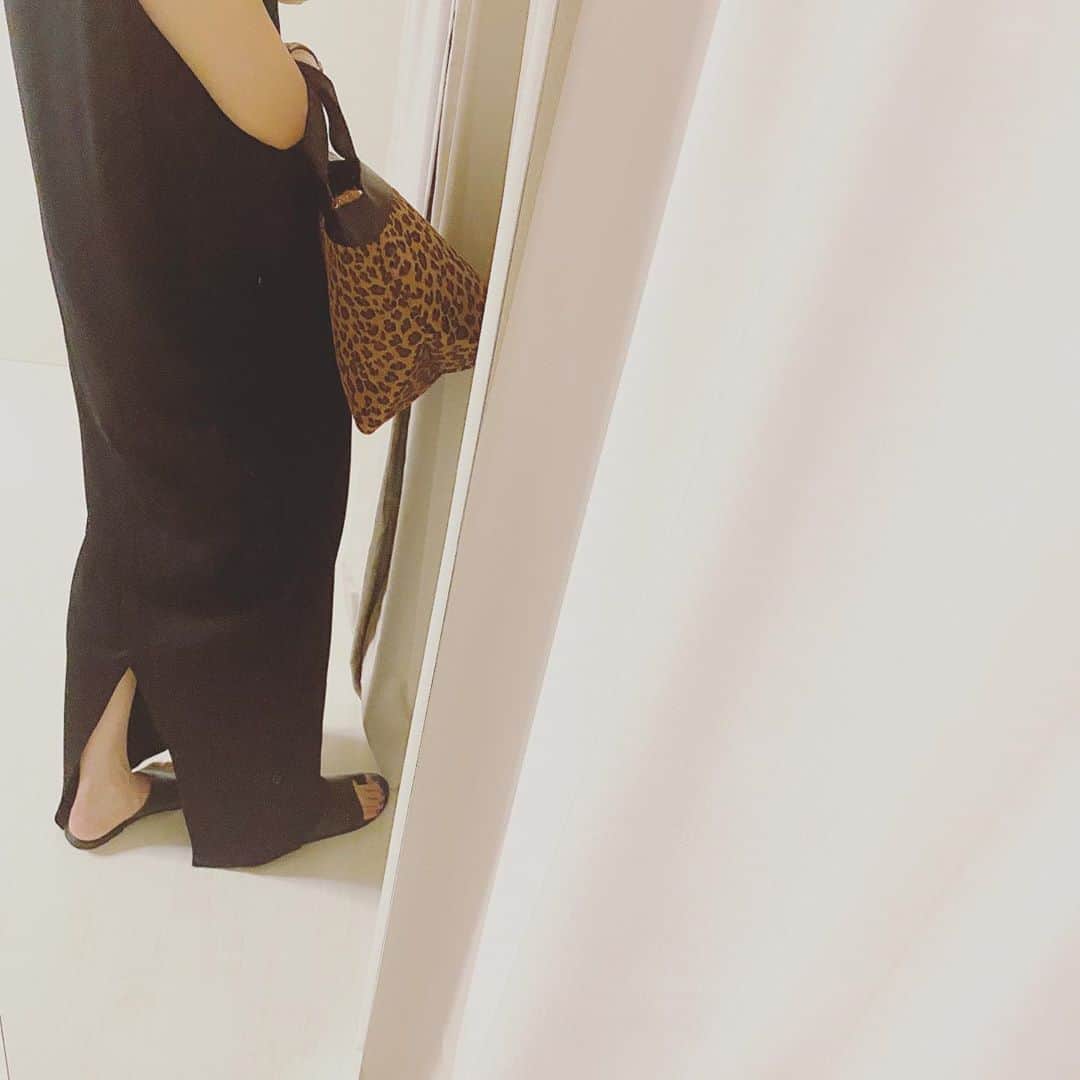 aiaiのインスタグラム：「meri のサマーニットワンピース シルエットが綺麗✨ 後ろに入ったスリットもお気に入り♡  @meri.onlinestore  @midori1207  コーデの詳細はブログに書いています ☟☟ http://s.ameblo.jp/aiai987654  #fashion#outfit#style#coordinate#instagood#ootd#pic#instapic#コーデ#コーディネート#スタイリング#プチプラコーデ#本日のコーデ#大人カジュアル#プチプラ  #カジュアル #アラフォー #アラフォーコーデ #アラフォーファッション#ワンピース #ワンピースコーデ #モノトーンコーデ #ブラックコーデ  #ブラックワンピース #サンダル #サンダルコーデ#サマーニットワンピース #トングサンダル」