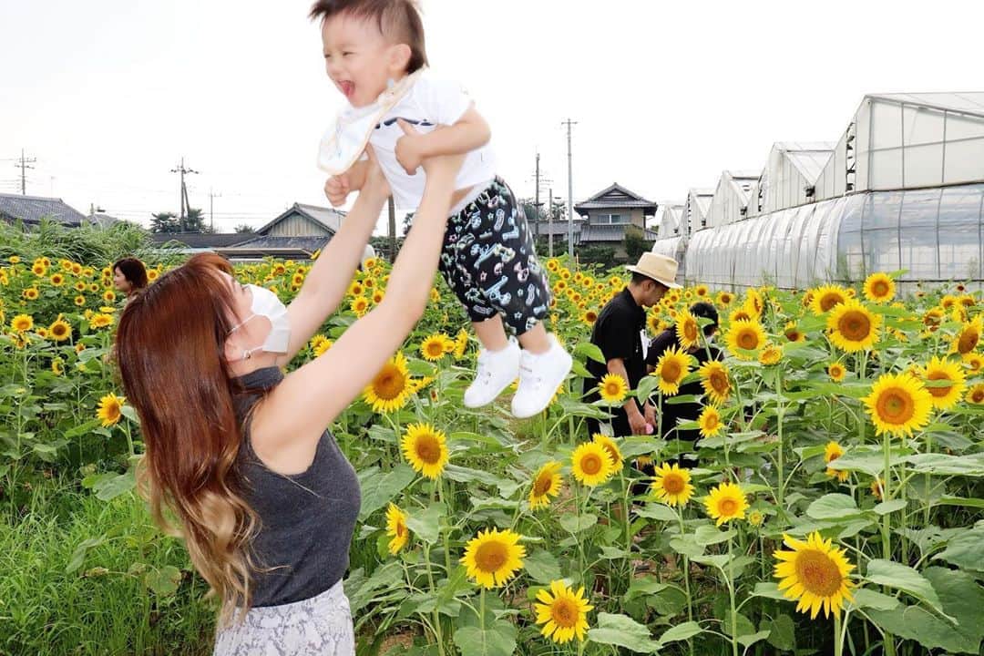Momoeのインスタグラム：「#happy #家事 #育児 #family #家族 #boy #smile #男の子 #息子 #code #love #lucky #kids #子供 #thankyou #宝物 #ベビー #fashion #follow #心 #縁 #パパ #ママ #家族写真 #男の子ママ #赤ちゃん写真 #photo #子育て #1歳 #flower」
