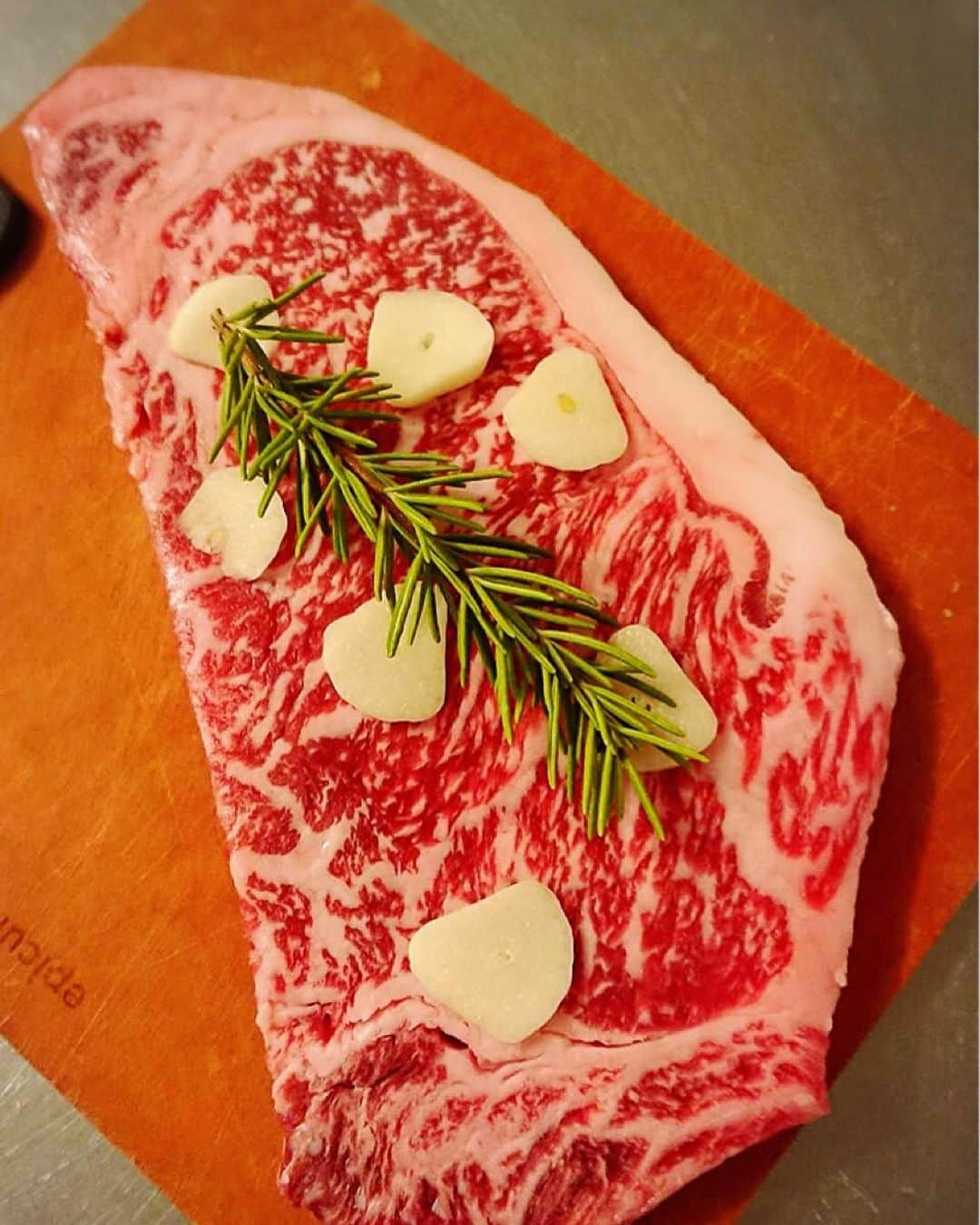 のインスタグラム：「今夜の晩御飯🥩鳥取和牛🐃 ボクはこれをレアで焼いて食べる😋 写真をスワイプ→ 食べたいっ！って思っちゃったらQRコードから どんぞ。」