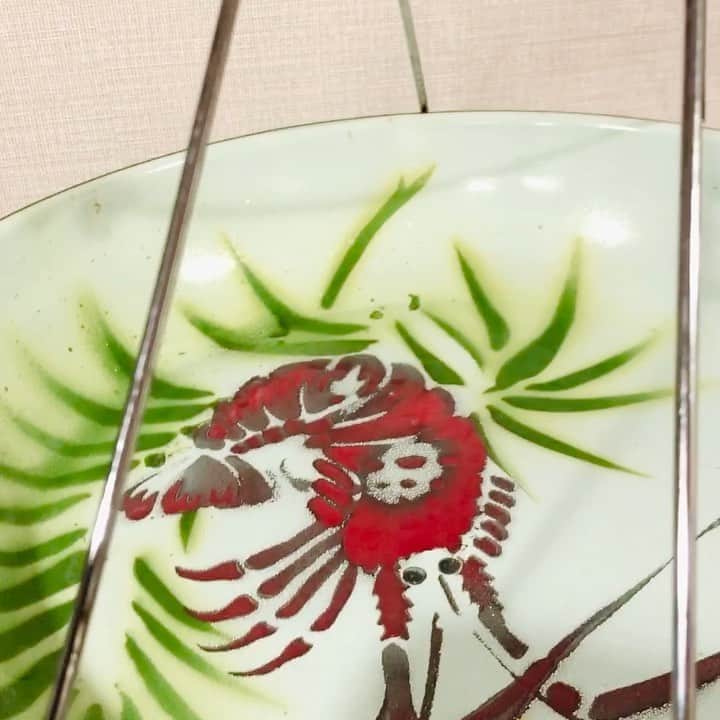 池田有希子のインスタグラム：「今夜の #電鍋料理 は昨日のピーマン肉詰めで残ったお肉で作ったシュウマイ、生姜ごはん、モロヘイヤとトマトのスープです。モーリーがまだお仕事終わらないので保温モードで待機中。とうとう冷凍ご飯のストックが切れたので、今度は炊飯に挑戦じゃあ〜！  P.S. 2人してちょっと痩せました😝  #電鍋　#大同電鍋」