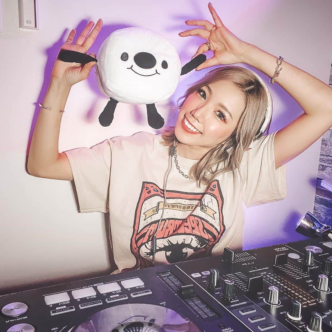 DJ CHI☆MEROのインスタグラム：「5月の進撃のプライズが届いたよ！ 次はクッションが届くはず…💓 . 今夜のイチナナライブは21:00〜🎤  #outfit @tcr_by_toucher_official」