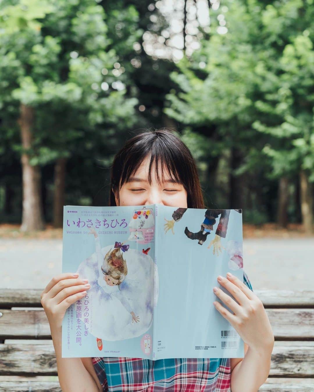 柴真緒さんのインスタグラム写真 - (柴真緒Instagram)「・ 大好きな日本の画家「いわさきちひろ」 本当に落ち着く優しい絵。  きっかけは小学校の頃に読んだ「窓ぎわのトットちゃん」著:黒柳徹子の本の挿絵。 トットちゃんの視点で描かれるトモエ学園は、本当に子どもたちが生き生きと学校生活を楽しんでいるのが印象的で、何回でも読める。 ・ 学校の先生の手に負えなくなって退学となったトットちゃんを暖かく迎え入れて、「君は、ほんとうはいい子なんだよ」といい続けた校長先生。 この優しい言葉が頭の中で優しく響く。 ・ 出逢いによって人生は分かれる。 一人でもいい、認めてくれる人、わかってくれる人がいるといないとではその後の人生が大きく変わる。  自分らしさの大切さを気づかせてくれる本。 ・ 情景にあまりにもぴったりのいわさきちひろの押絵は、そもそもトットちゃんのために描かれたものでなく、すでに亡くなられた後に選ばれたものだ。 ・ 「つまり、そのくらい、ちひろさんは、子どもそのものを、お描きになったのでしょう」と黒柳徹子さんは後書きで語ってる。 ・ 私もいわさきちひろさんの描く絵が、そしてこの本がとっても好き。  #水コン #ミスコン #お茶大 #徽音祭 #いわさきちひろ#窓ぎわのトットちゃん  #読書」8月27日 20時31分 - mao.shiba_
