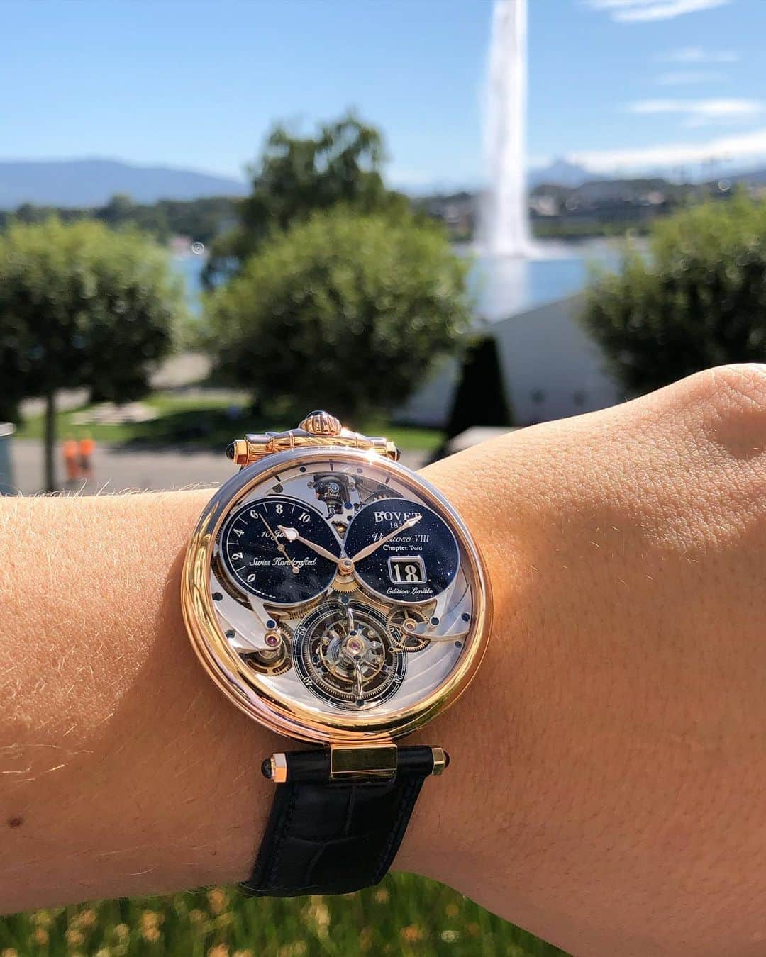 Daily Watchさんのインスタグラム写真 - (Daily WatchInstagram)「In Geneva with @Bovet1822 to discover the new Virtuoso VIII Tourbillon. A limited edition of 39 pieces with blue Aventurine dial, patented double face tourbillon, patented spherical winding system, patented tridimensional toothing with multiple gearing, grand date and incredible 10 day power reserve using just a single barrel 👀🔍 #Bovet」8月27日 20時32分 - dailywatch