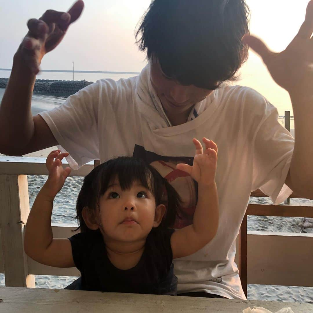 森谷賢太郎のインスタグラム：「娘と私 先日のオフのお話です。 すくすく大きくなってほしいけど、まだまだこのままでいてほしいな〜。 毎日パパの相手してくれてありがとう😂  #先日のオフ の #娘と私 #三密避けて  #コロナ対策 をして #ガオーのポーズ して #一緒にサッカー して #一緒に花火 して #過ごしました #毎日嫌われないように必死です #毎日愛おしいです」