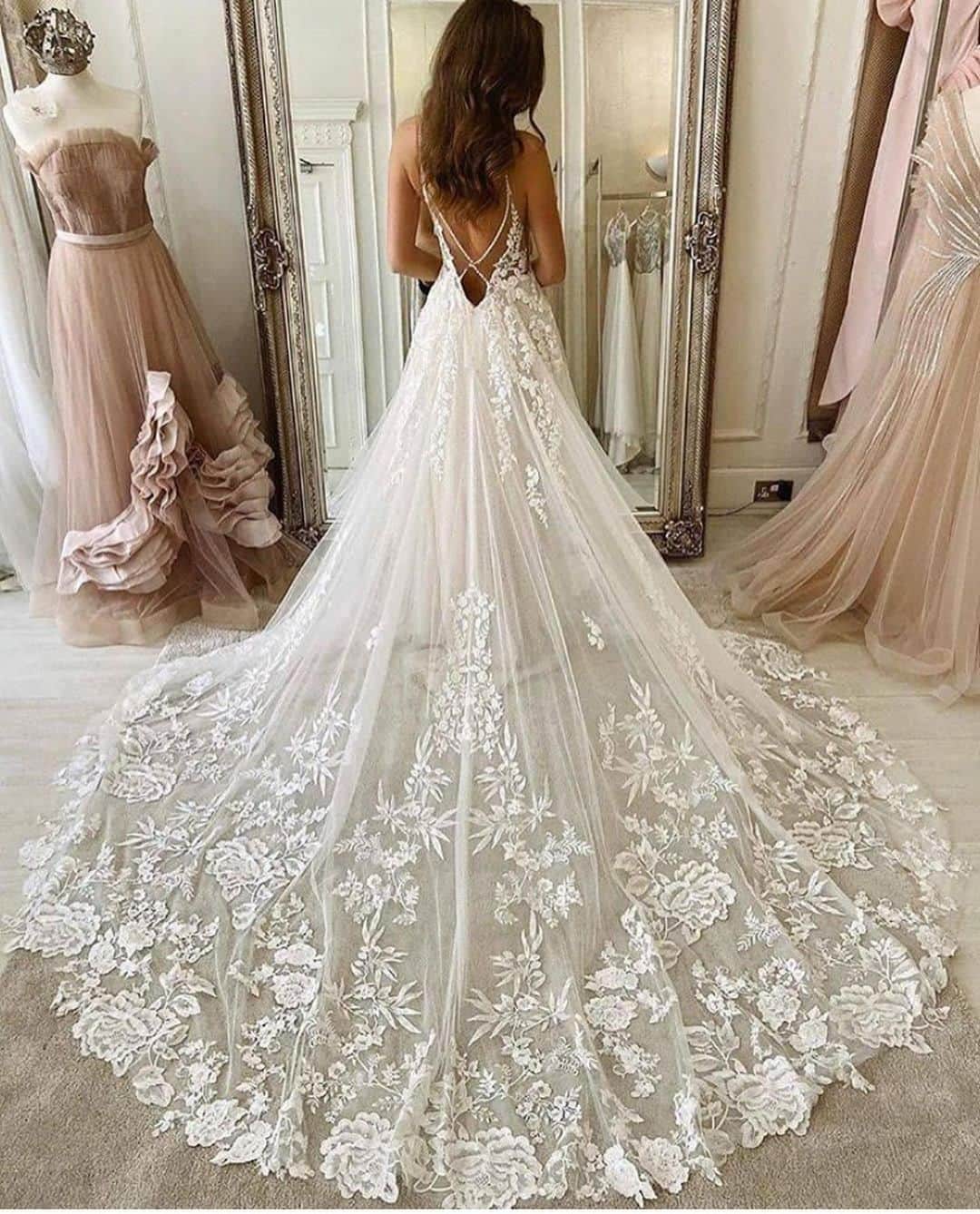 Wedding ?さんのインスタグラム写真 - (Wedding ?Instagram)「Which one? 1-6? ♥️ . . . . . . . . .  #dress  #vestido #weddingdecor #decoracaocasamento  #wedding #bride #bridetobe #noiva  #vestidodenoiva #weddingdress #weddinggown  #casamento #honeymoon #luademel #destinationwedding #weddingideasbrides」8月27日 20時42分 - weddingideas_brides