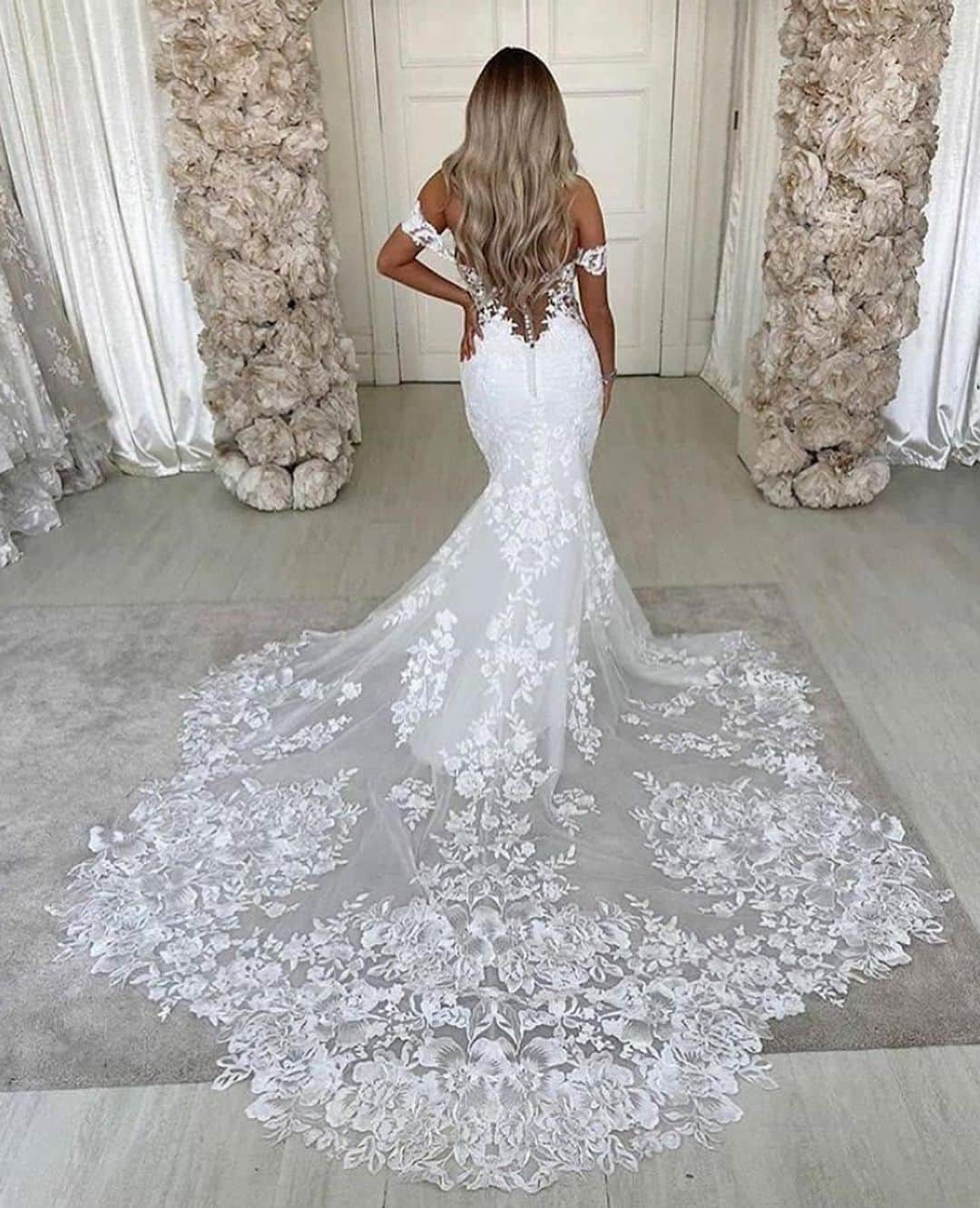 Wedding ?さんのインスタグラム写真 - (Wedding ?Instagram)「Which one? 1-6? ♥️ . . . . . . . . .  #dress  #vestido #weddingdecor #decoracaocasamento  #wedding #bride #bridetobe #noiva  #vestidodenoiva #weddingdress #weddinggown  #casamento #honeymoon #luademel #destinationwedding #weddingideasbrides」8月27日 20時42分 - weddingideas_brides