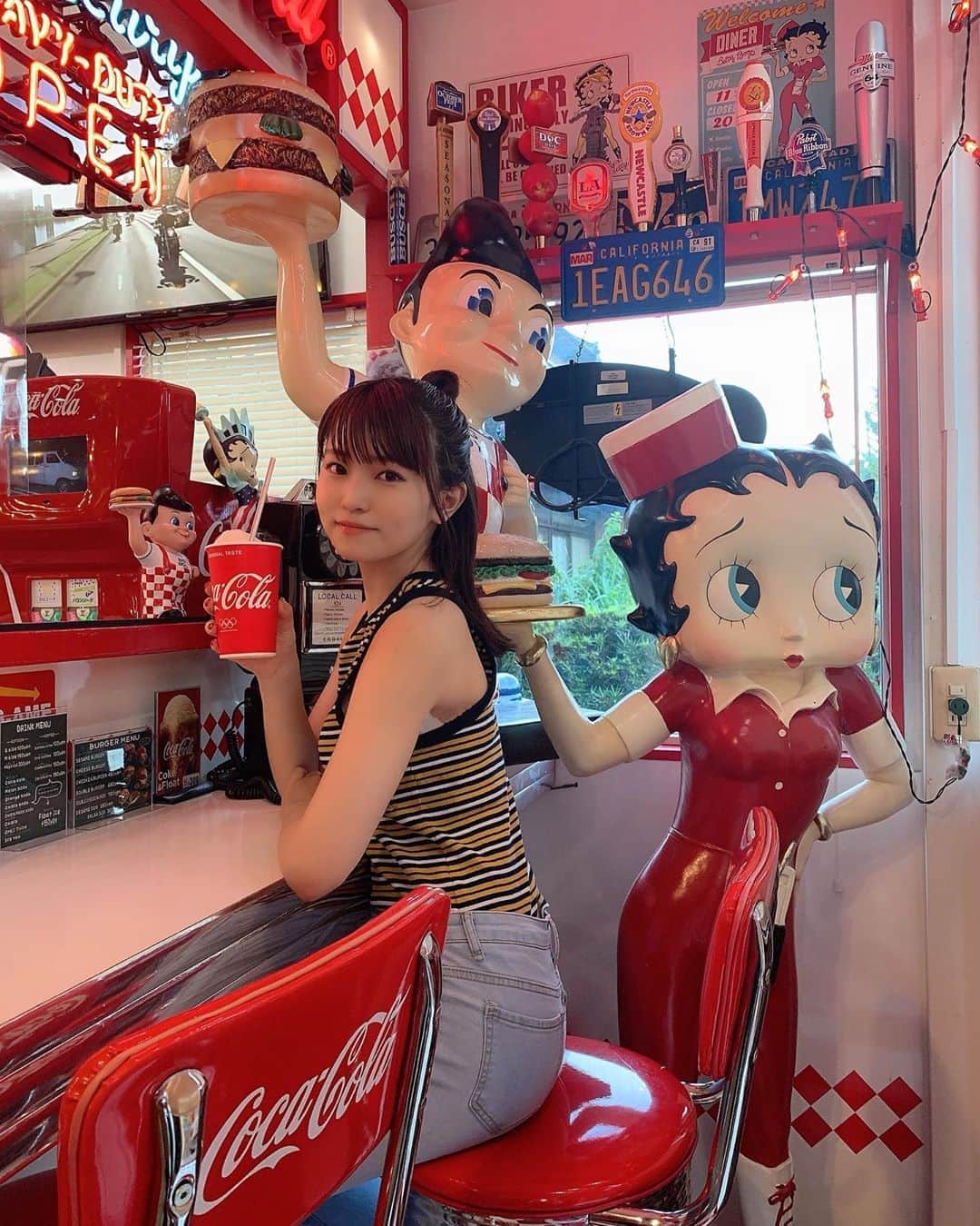 のインスタグラム：「🍔🍔🍔🍔  家族で映え映え〜した🥤🥤 ： ： ： #fashion #ootd #ヘアアレンジ  #팔로미 #팔로우 #패션 #메이크업 #jpn #粉我 #漂亮」