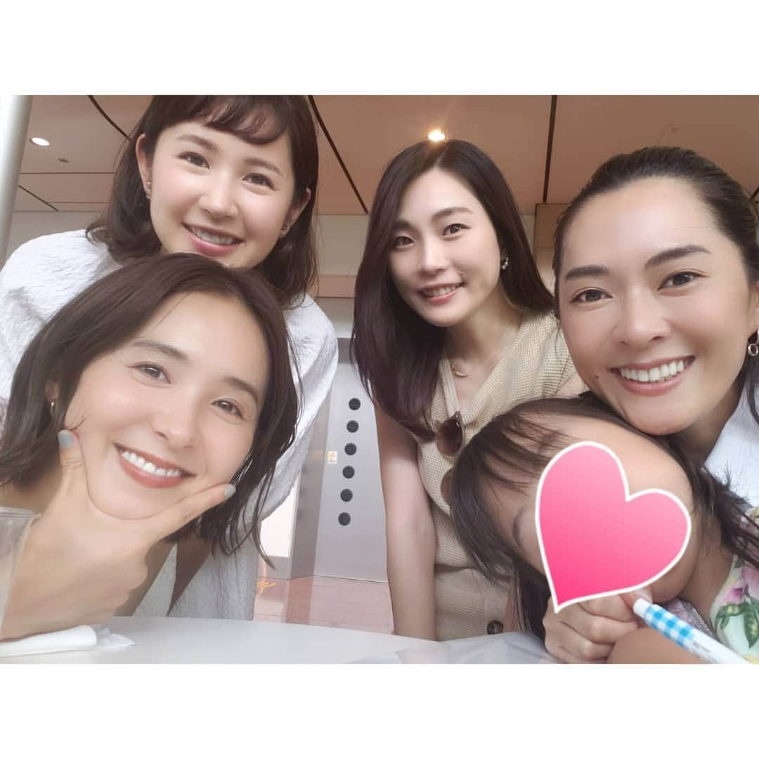 本田珠規さんのインスタグラム写真 - (本田珠規Instagram)「大好きな八木ちゃんが、 ついに愛媛移住！ いつかくるとはわかっていたけど、この日がついに😢 . . 空港集合でみんなでサプライズ登場しました♡ やぎちゃんビックリでサプライズ大成功😂！！！ . 愛媛到着したやぎちゃんからは、 幸せいっぱいの写真が届いて、 私たちもほっこり幸せな気持ちに♡ . 愛媛での新生活。🍊 楽しんでね😊 . 愛媛に遊びに行くことが、 楽しみのひとつになりました✨ 早く遊びに行きたいなーーーー！ . . . #羽田空港#お見送り#お引っ越し#愛媛に移住#みかん農家#頑張ってね #サプライズ大成功」8月27日 20時43分 - tamaki_honda_oscar