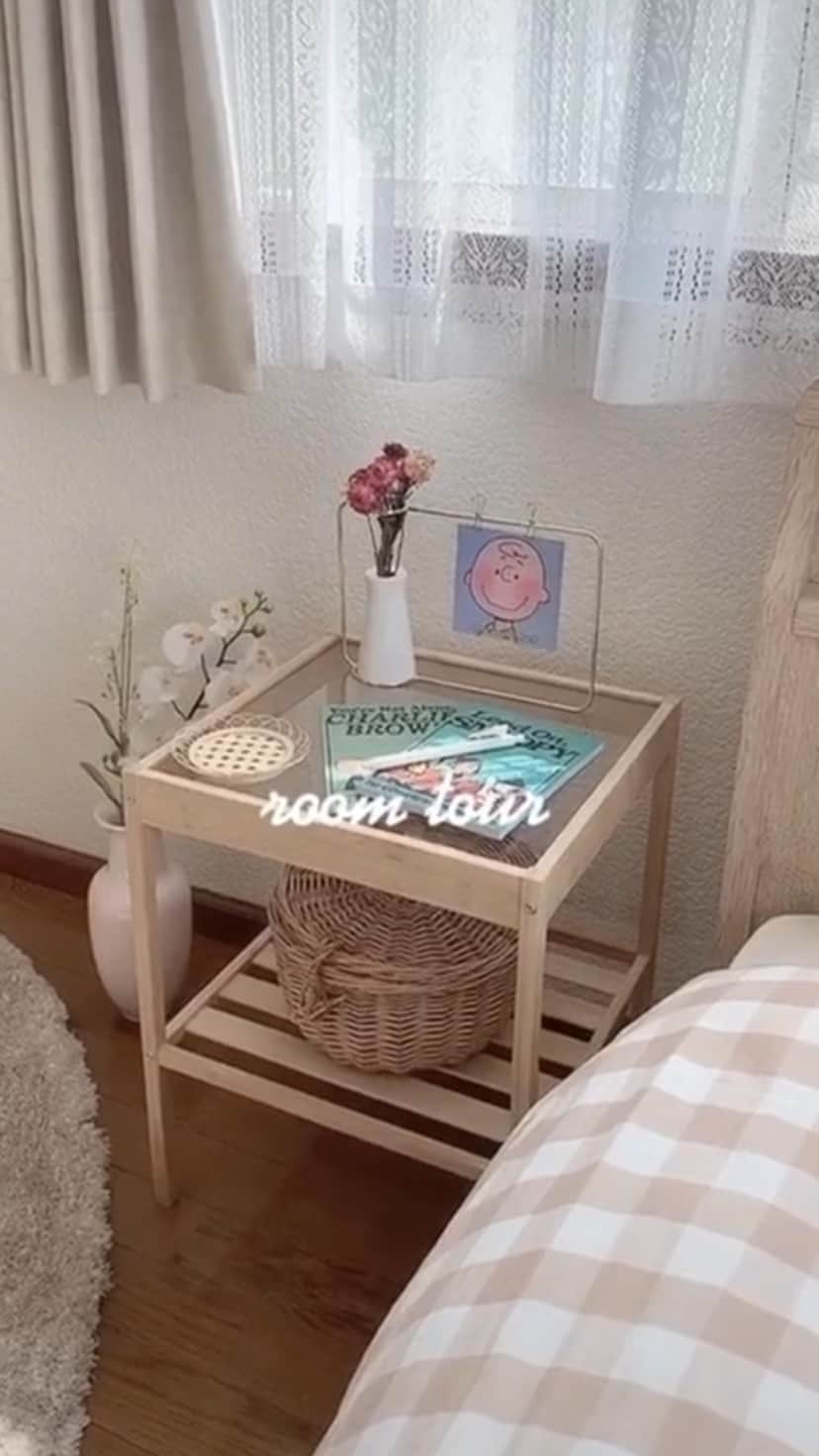 みさねのインスタグラム：「寝室ルームツアー😴💕 ㅤ お花とか配置とかちょいと変わった🌼 ベッドサイドの花が萎れたけん一旦造花のチューリップぶっ刺しとる🌷笑笑笑笑 ㅤ 今度他の部屋も載せる〜！ ㅤ ベッド&布団カバー→ニトリ カーテン→ニトリ ベッドサイドテーブル→IKEA カゴ→ベルメゾン カーペット→ベルメゾン 小物→ @cherrysugar_official  カップ→楽天市場 卓上ミラー→ニトリ Tシャツ&ワンピース→ @cham.official_  スニーカー→無印良品 リュック→ノースフェイス ㅤ #ルームツアー #部屋 #女子部屋 #部屋作り #お部屋 #家具 #インテリア #おうち時間 #ドライフラワー #ドライフラワーのある暮らし #雑貨 #かわいい家 #ニトリ #無印良品 #おしゃれな家 #スヌーピー #韓国 #韓国ファッション #おうち」
