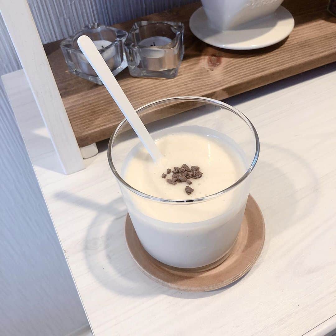 のインスタグラム：「桃１つ、豆乳、糀糖のスムージー🍑 酵素たっぷりなのにおいしくてオススメ。 ヨーグルトにかけるのもおいしい！ 酵素は消化・吸収、代謝を助ける働きがあるでわたしは朝飲むようにしています。」
