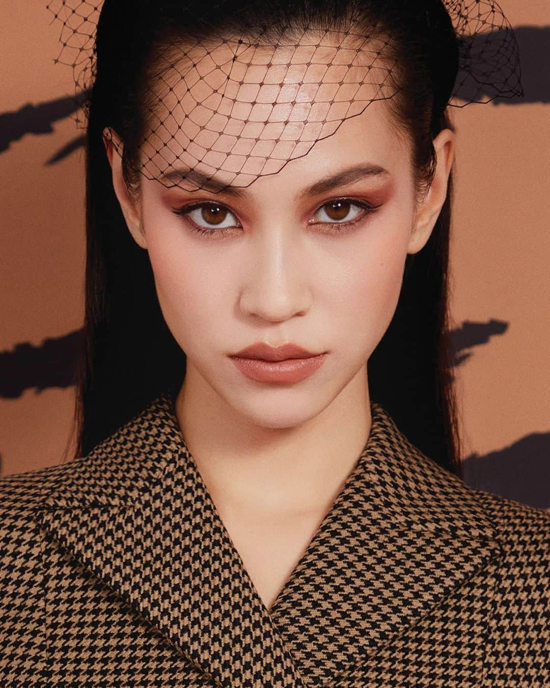 クリスチャンディオールさんのインスタグラム写真 - (クリスチャンディオールInstagram)「Discover the bold and warm makeup look of Kiko Mizuhara @i_am_kiko, Dior Beauty Ambassador mesmerized by the Mitzah eyeshadow palette!  Hair & Make-up: @rieshiraishi1220 Photo: @bun5o Production: @akane226 • DIOR BACKSTAGE ROSY GLOW 004 Coral DIOR ADDICT STELLAR HALO SHINE 620 Face Star Limited Edition DIORSHOW 5 COULEURS COUTURE PALETTE 689 Mitzah • #diormakeup #diorshow #diorbackstage @diormakeup」8月27日 21時03分 - dior